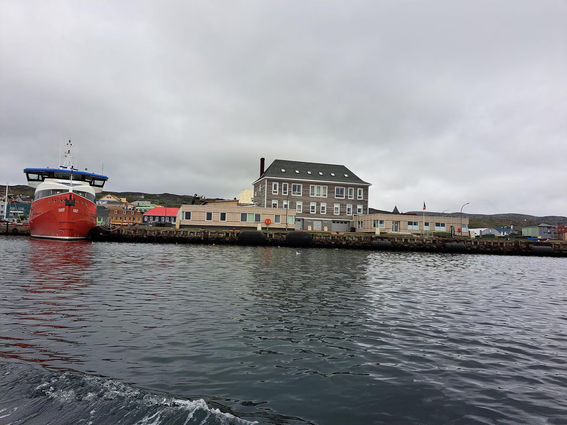 El territorio, integrado por tres islas y con menos de 6.000 habitantes, se encuentra a unos 25 kilómetros de Terranova y será visitado por primera vez por un presidente francés en más de una década