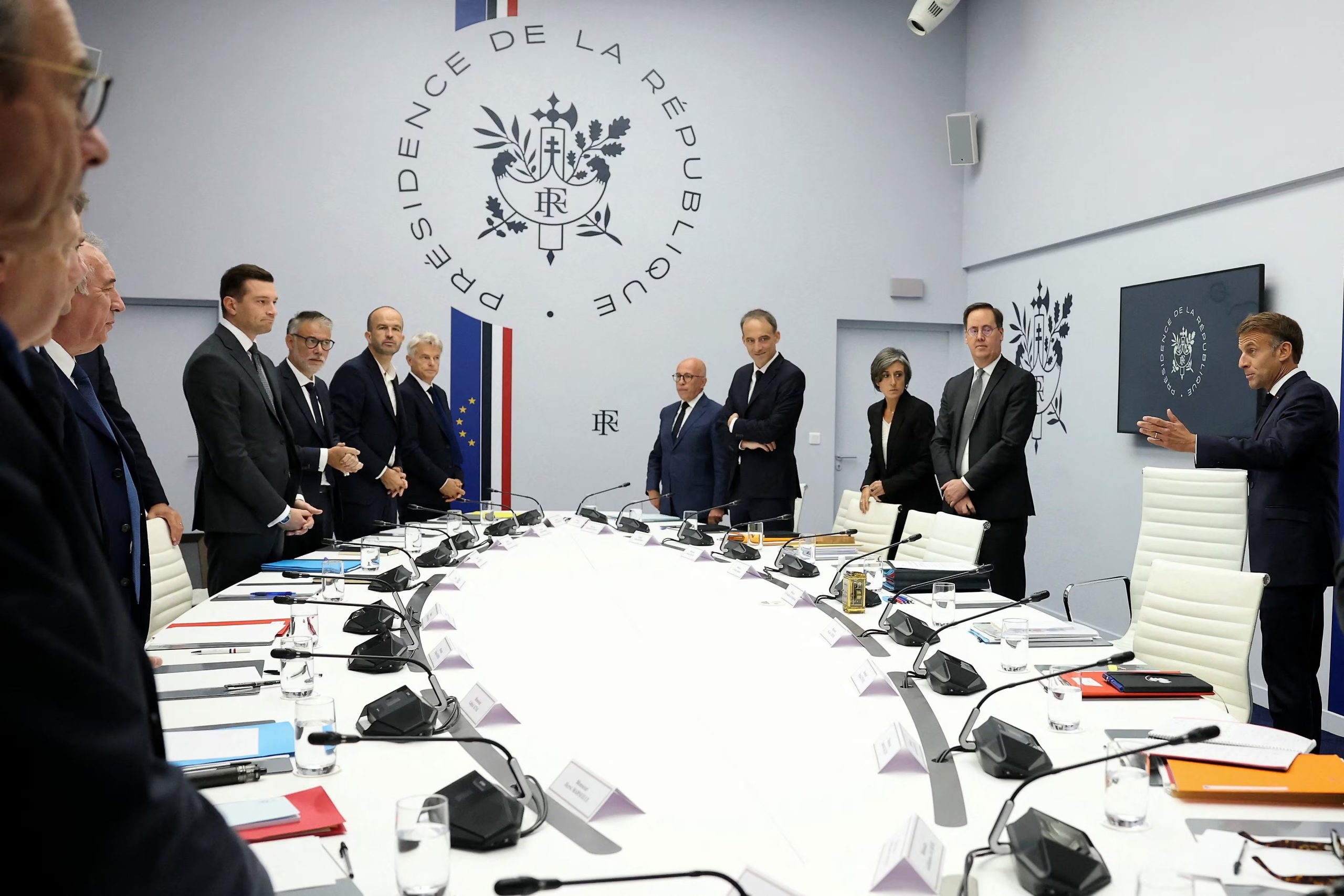 La reunión en el Elíseo reunió a dirigentes políticos franceses y a los jefes de la DGSE y la DGSI para exponer evaluaciones de inteligencia. (Reuters)