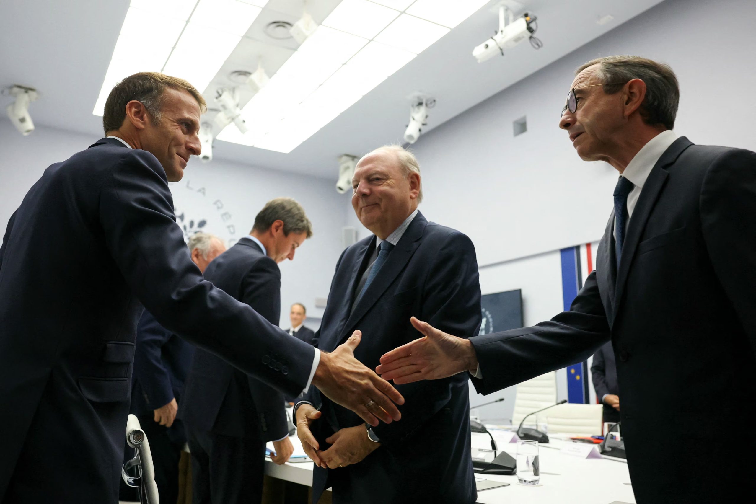 Macron recibe a Bruno Retailleau, presidente de Les Republicains, antes de la reunión en el Elíseo. (Reuters)