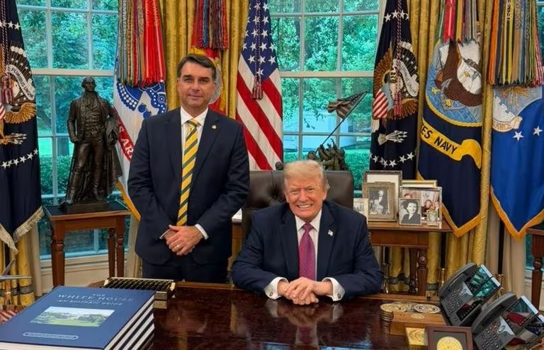 Donald Trump y Flávio Bolsonaro en la Casa Blanca, (Washington, Estados Unidos)