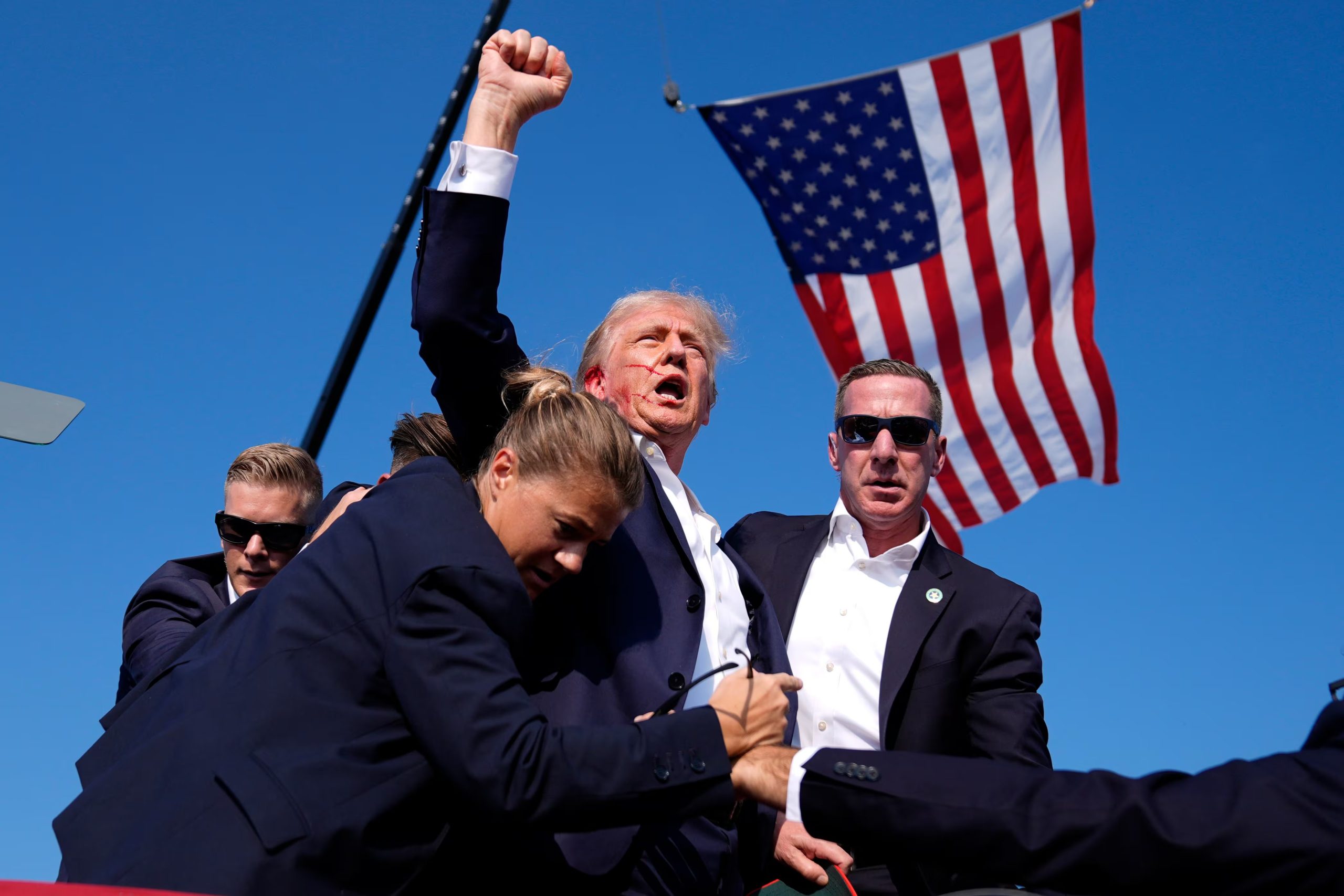 Donald Trump es protegido por agentes del Servicio Secreto tras un intento de asesinarlo en un mitin de campaña el 13 de julio de 2024, en Butler, Pensilvania (AP/Evan Vucci)