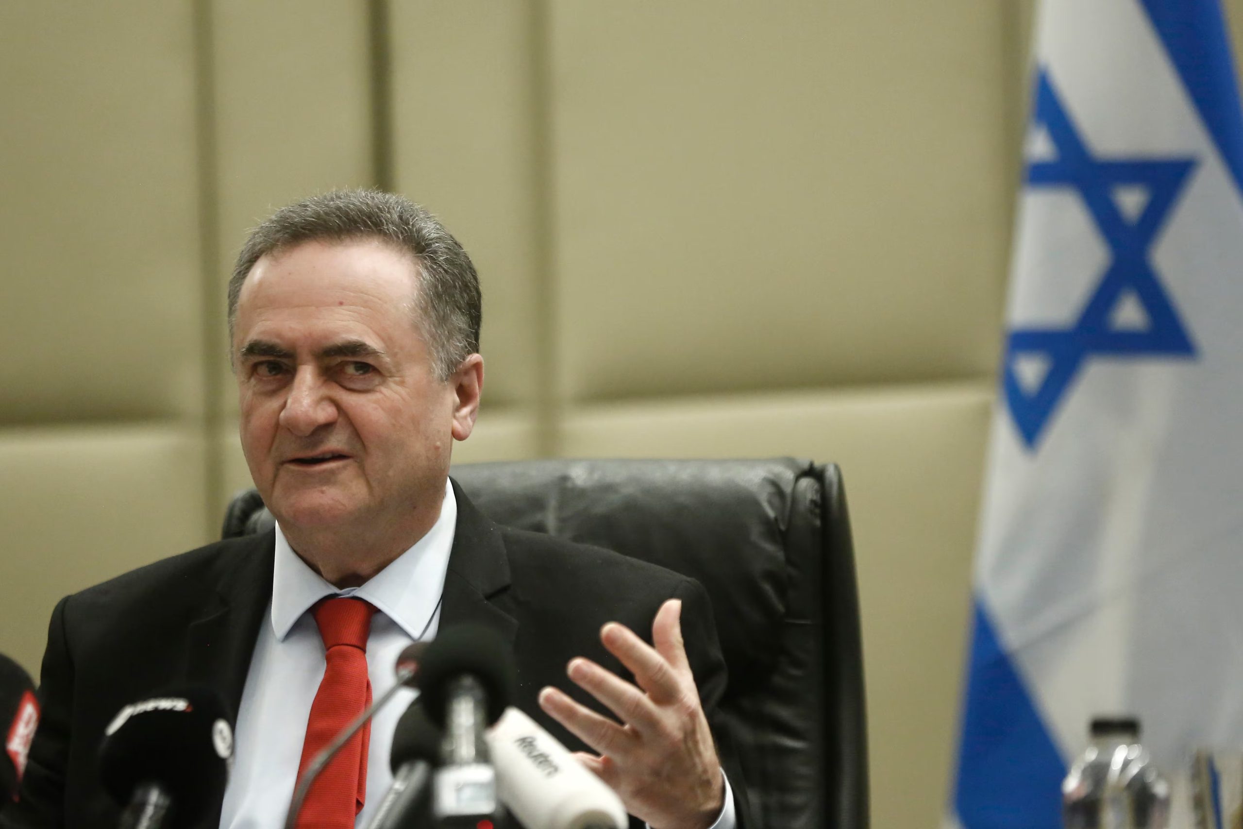 Israel Katz advirtió desde el monte Hermón que Israel mantendrá su presencia en la zona de seguridad y podría volver a atacar objetivos iraníes. (EFE/EPA/YANNIS KOLESIDIS)