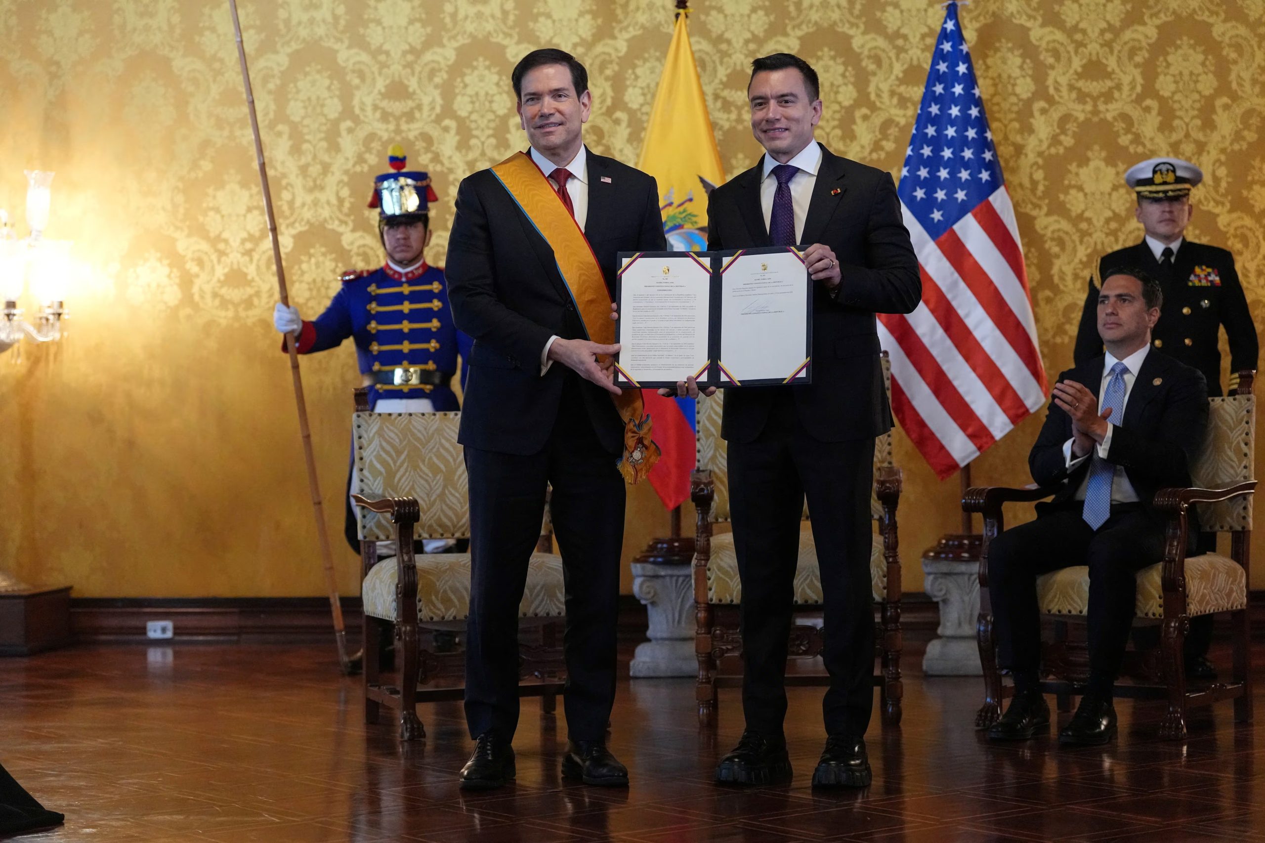 El presidente de Ecuador, Daniel Noboa, y el secretario de Estado de EE. UU., Marco Rubio, sostienen un documento relacionado con la Orden Nacional al Mérito de Ecuador en su grado más alto —la Gran Cruz—, la cual le fue otorgada a Rubio y que él lleva puesta, en el Palacio de Carondelet en Quito, Ecuador, el 9 de septiembre de 2026. Dolores Ochoa/Pool vía REUTERS