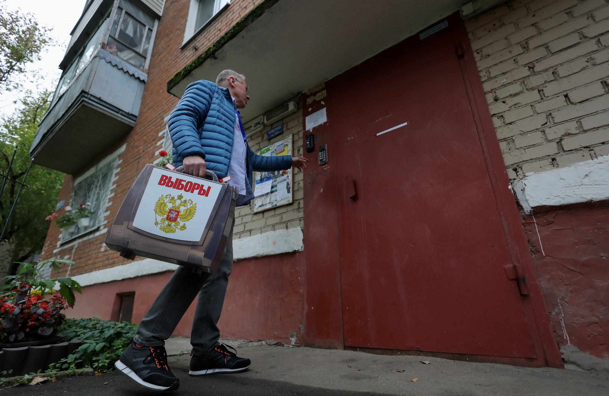 Las irregularidades electorales en Rusia también incluyeron fallas en los sellos de urnas y centros móviles sin observadores en Sajalín. (REUTERS/Ramil Sitdikov)