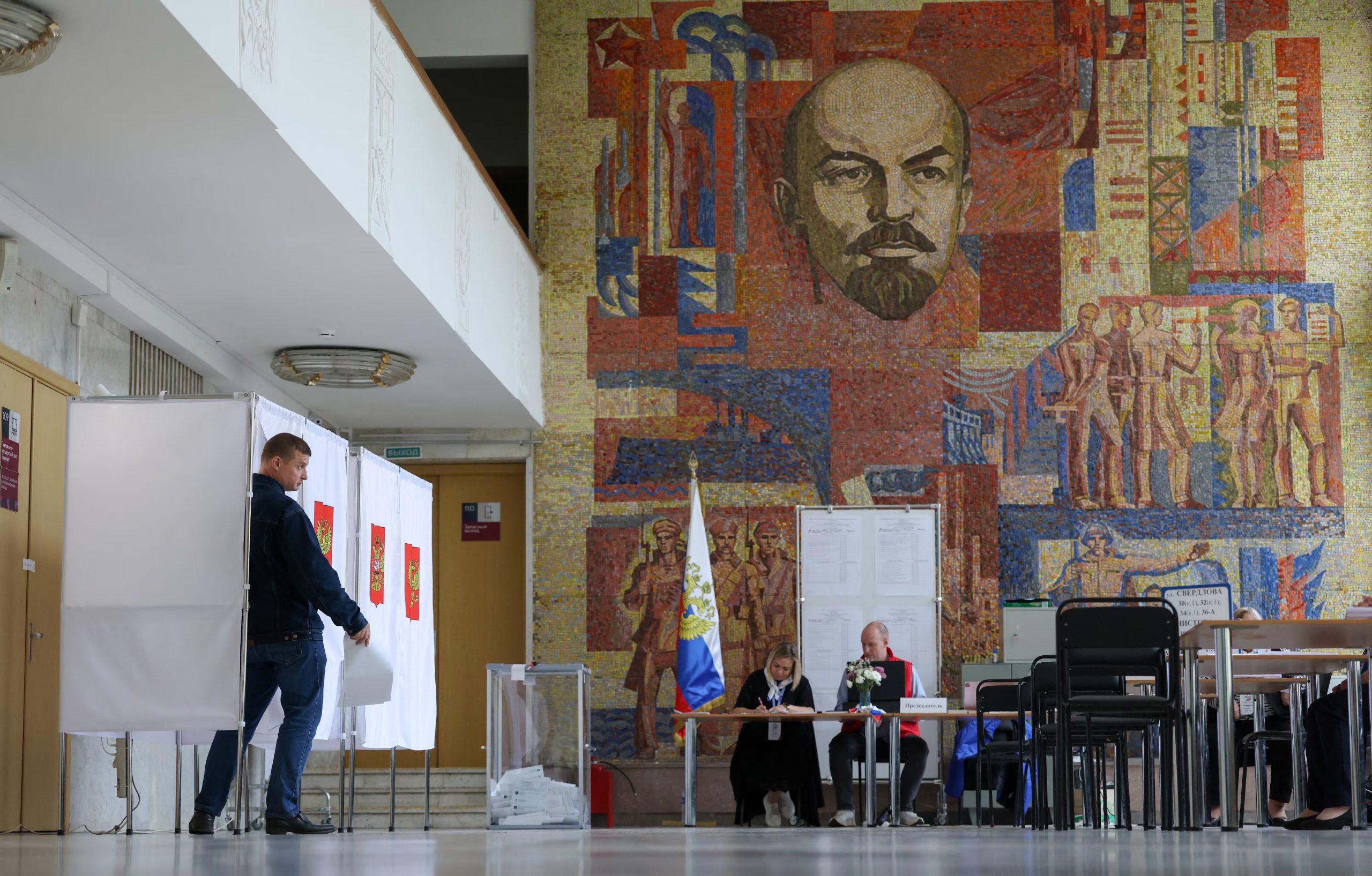 Rusia extendió la votación parlamentaria a Crimea y a cuatro regiones ucranianas anexionadas por Moscú tras la invasión. (REUTERS/Ramil Sitdikov)