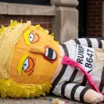 Piñatas de Trump y banderas anti-ICE marcan desfile mexicano en Brooklyn