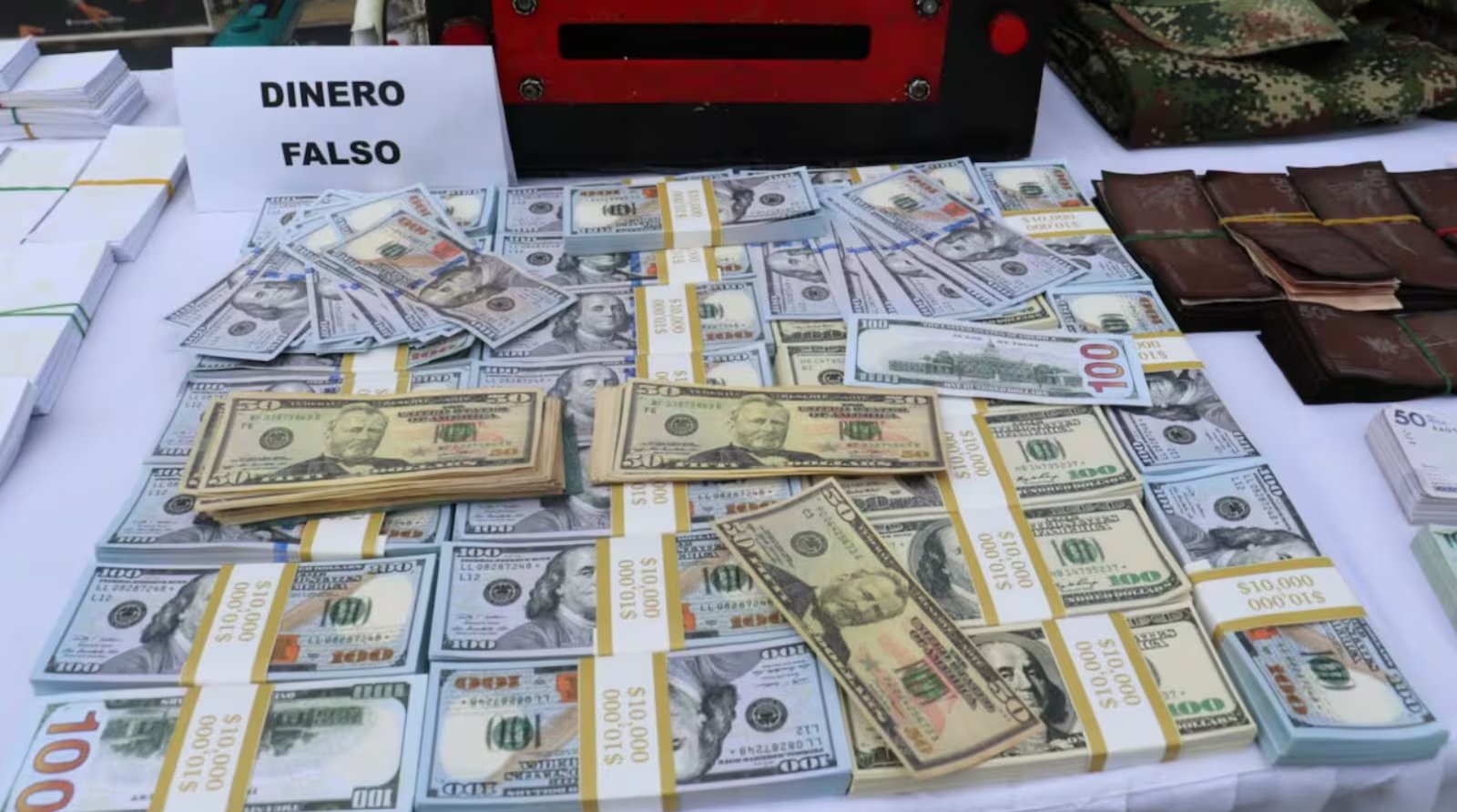 La Dijín, la Fiscalía y el Servicio Secreto de Estados Unidos identificaron una fábrica clandestina en La Unión y un punto de acopio en Bogotá - crédito Policía Nacional