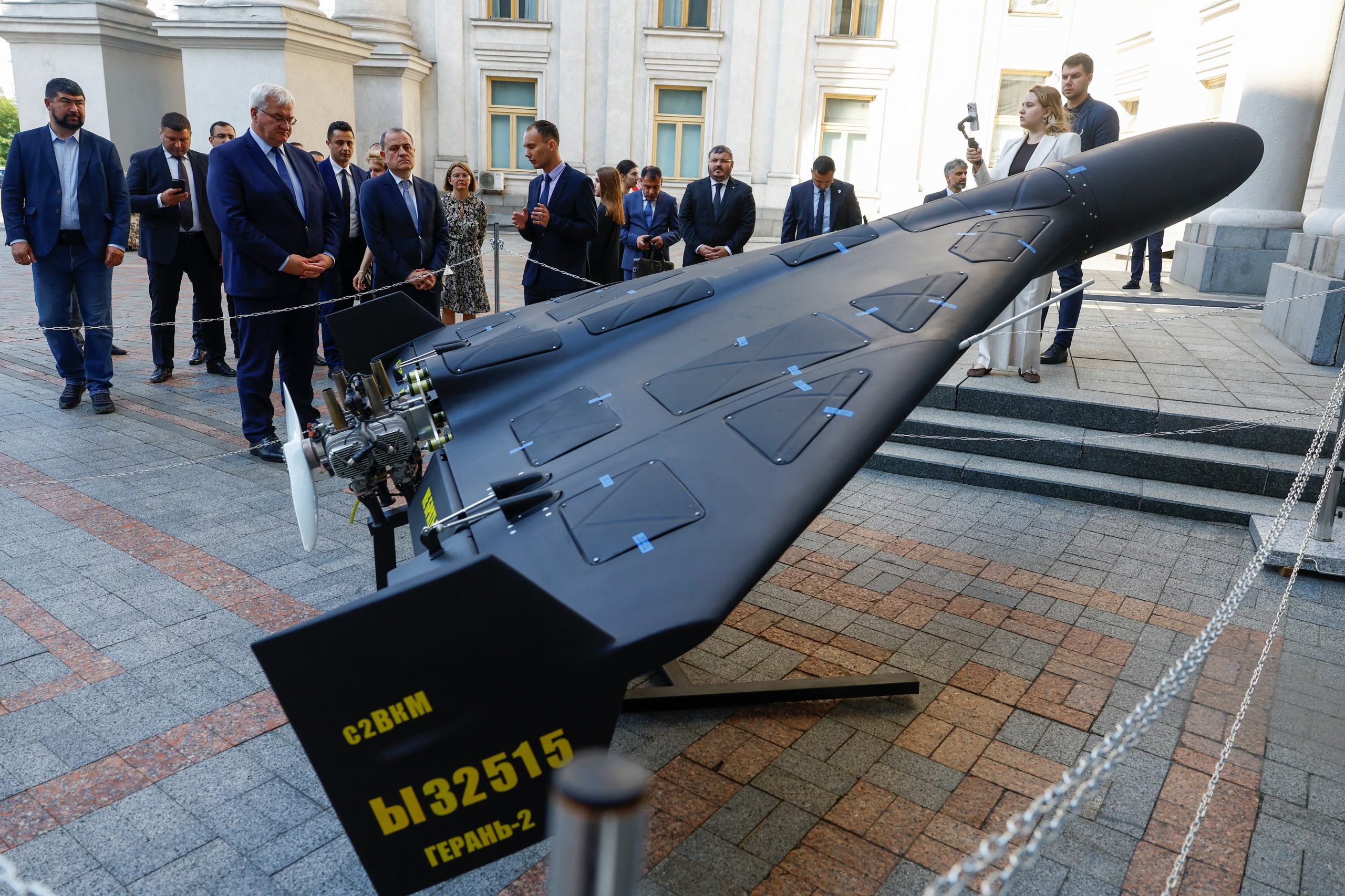 El ministro de Asuntos Exteriores de Ucrania, Andrii Sybiha, y su homólogo de Azerbaiyán, Jeyhun Bayramov, observan un dron kamikaze ruso Geran-2 frente a la sede del Ministerio, en medio del ataque de Rusia contra Ucrania, en Kiev (Ucrania), el 6 de agosto de 2026. REUTERS/Valentyn Ogirenko