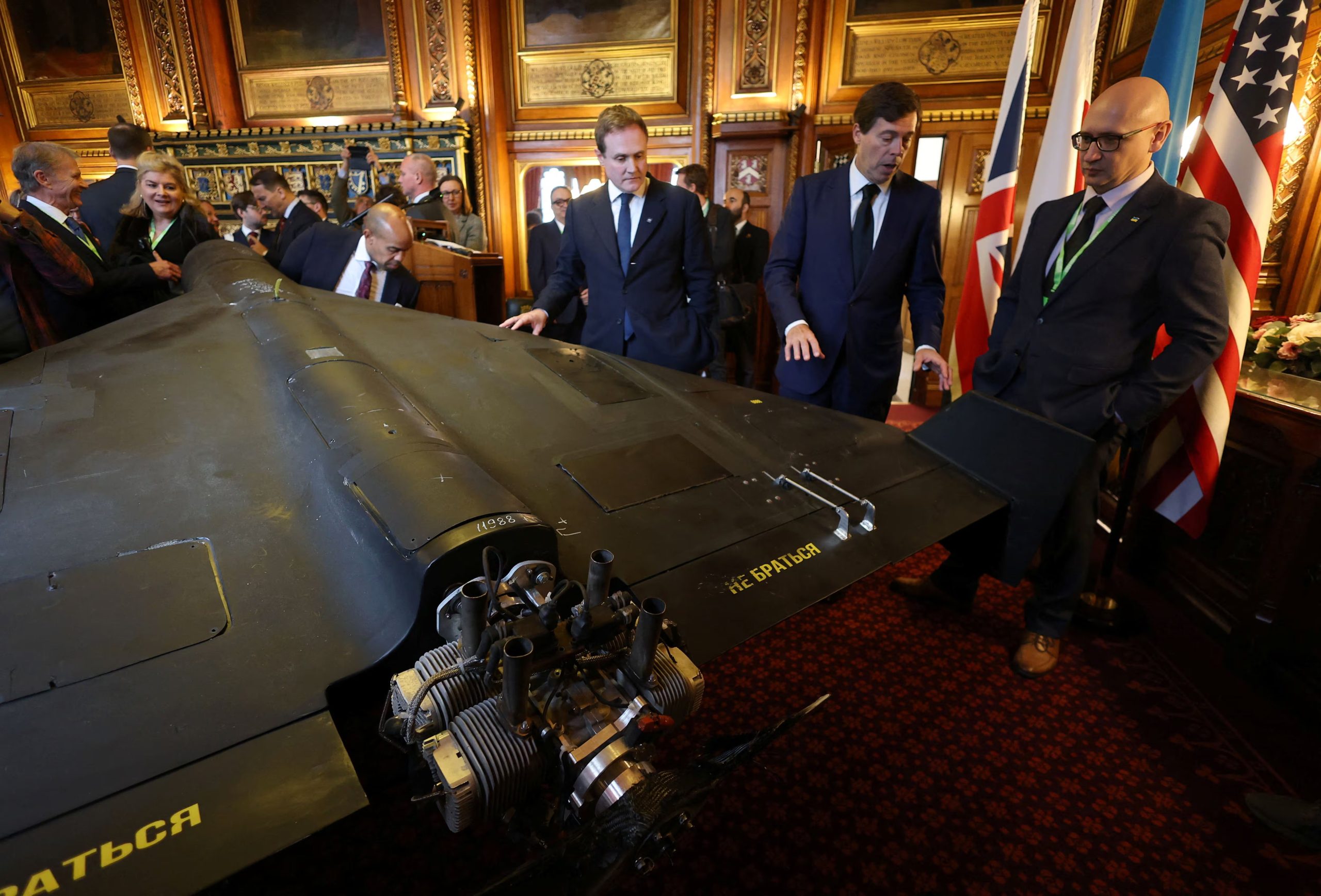 El embajador adjunto de Ucrania en el Reino Unido, Eduard Fesko; el diputado británico Tom Tugendhat; y Mark Wallace, ex embajador de Estados Unidos ante las Naciones Unidas, posan junto a un dron Shahed-136 durante un evento organizado por la organización United Against Nuclear Iran (UANI) en el Parlamento británico, en Londres, el 14 de octubre de 2025 REUTERS/Toby Melville