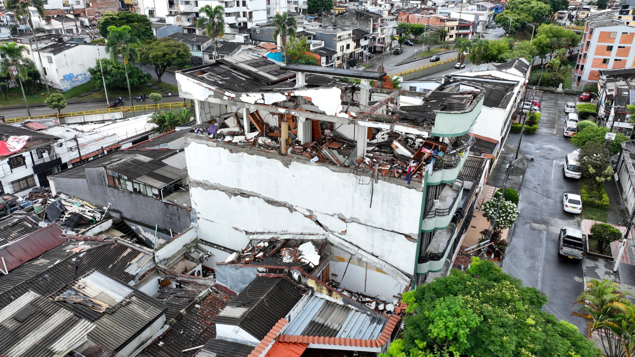 FOTO DE ARCHIVO: Imagen tomada desde un dron de un edificio parcialmente derrumbado tras un terremoto en Pereira (Colombia), el 17 de agosto de 2026. REUTERS/Juan Felipe León