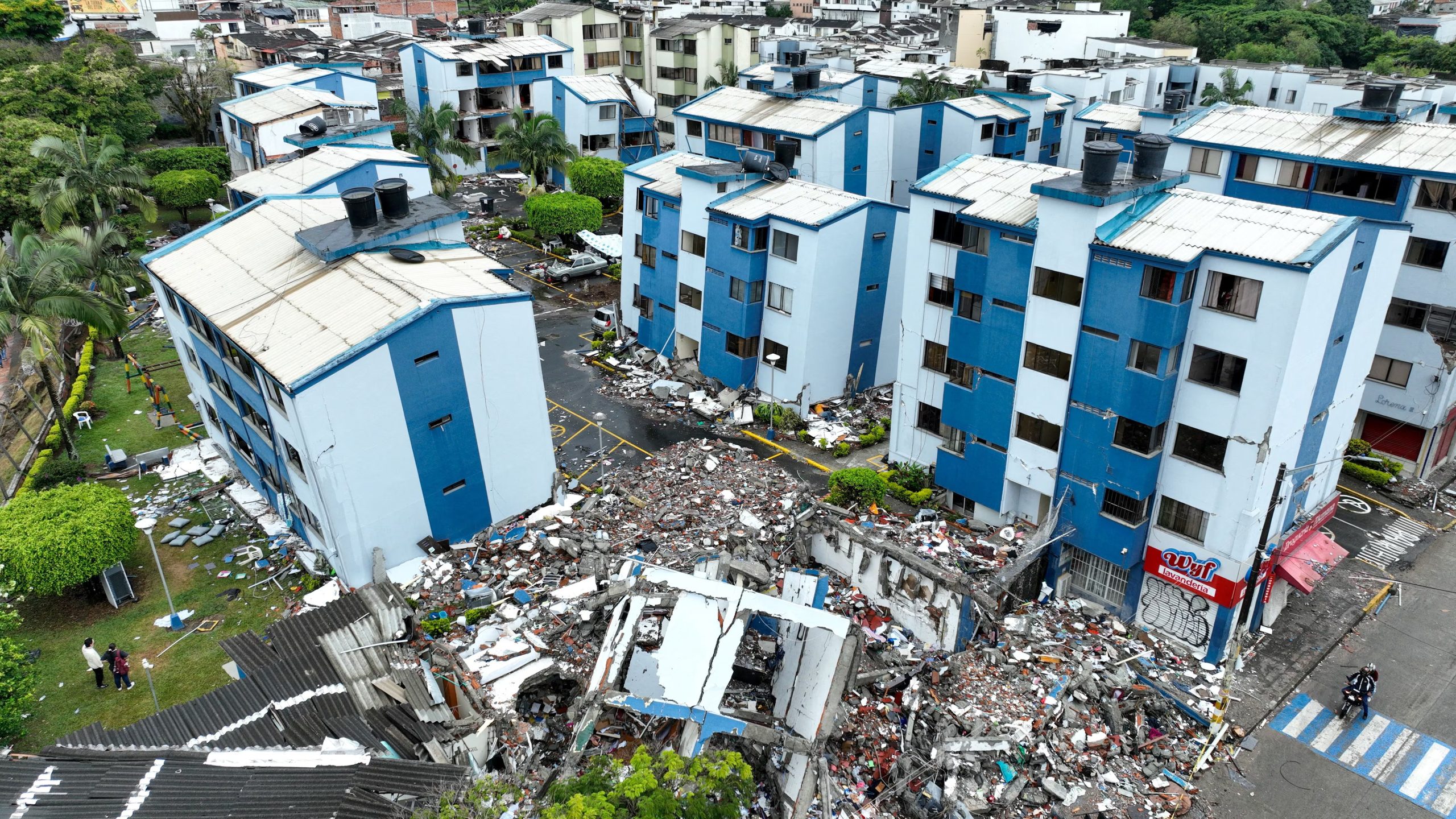FOTO DE ARCHIVO: Imagen tomada desde un dron de un barrio con edificios destruidos tras un terremoto en Pereira (Colombia), el 17 de agosto 2026. REUTERS/Juan Felipe León