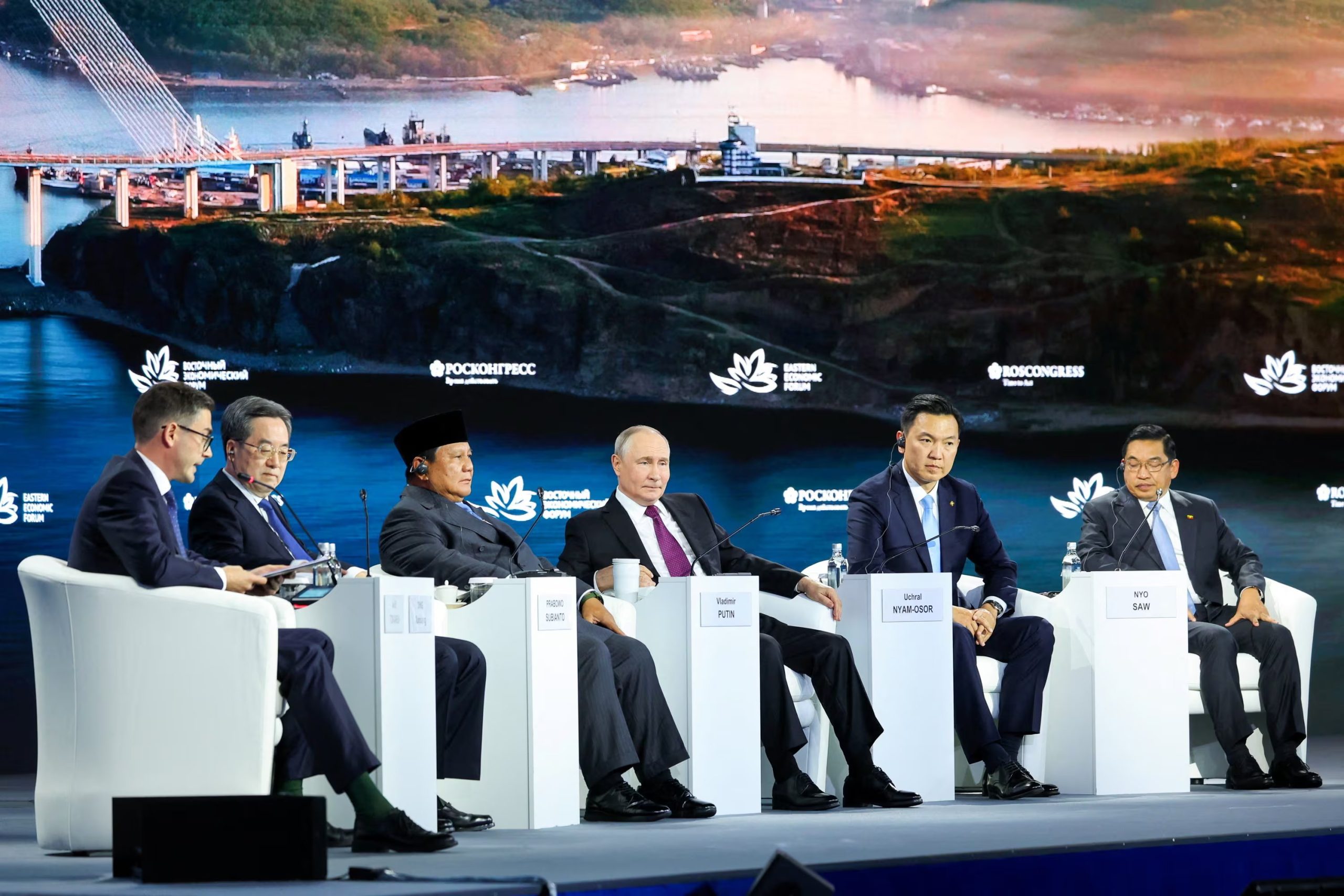 Putin junto al presidente de Indonesia, Prabowo Subianto; el primer ministro de Mongolia, Uchral Nyam-Osor; el vicepresidente de Myanmar, Nyo Saw, y el viceprimer ministro chino, Ding Xuexiang, durante la sesión plenaria del Foro Económico Oriental en Vladivostok (Aleksandr Zholobov/Roscongress/Handout via REUTERS)