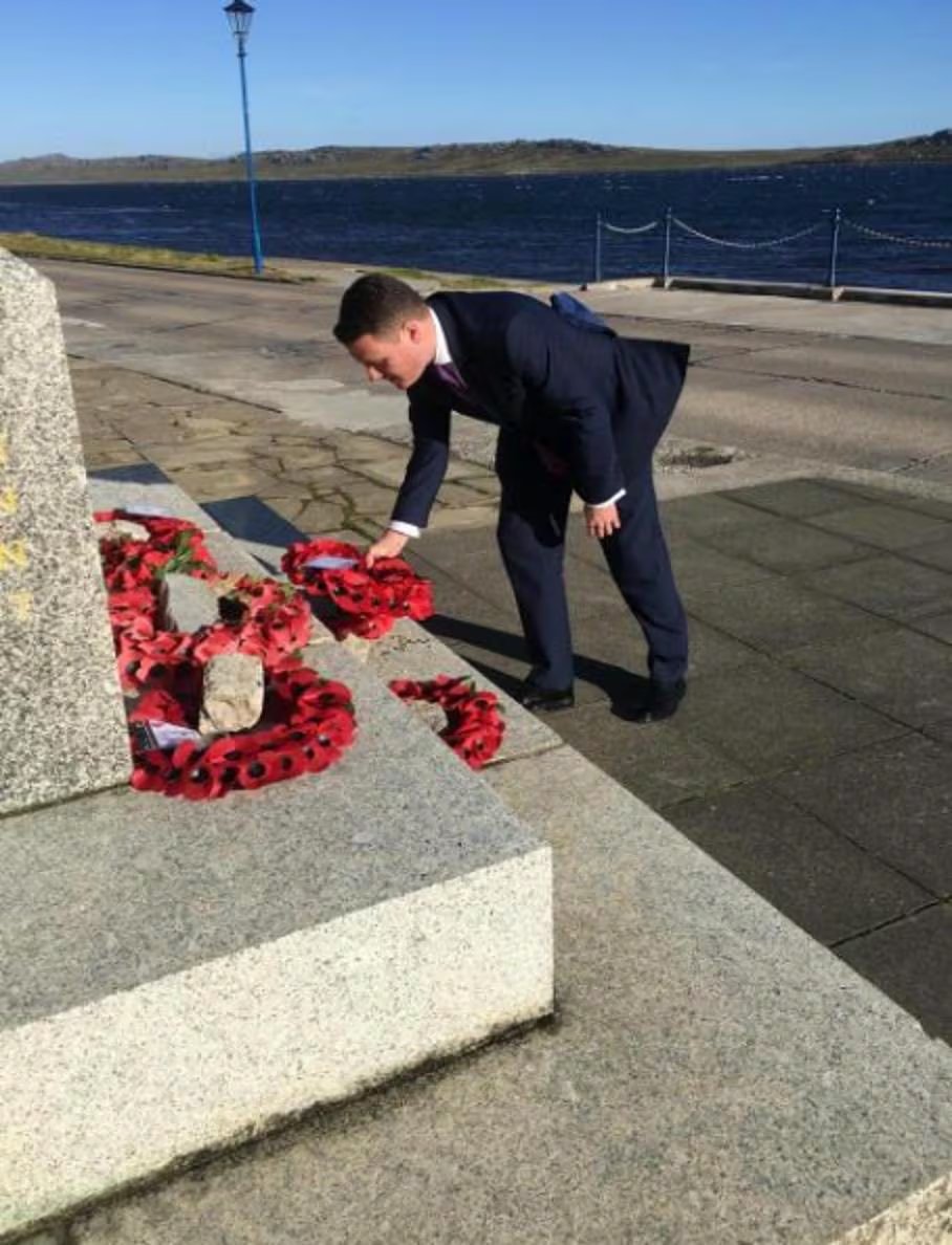 “Las Malvinas son británicas porque los habitantes de las Malvinas eligen ser británicos”, remarcó el funcionario en su comunicado, que acompañó con una imagen suya durante una visita al archipiélago (@wesstreeting vía X)