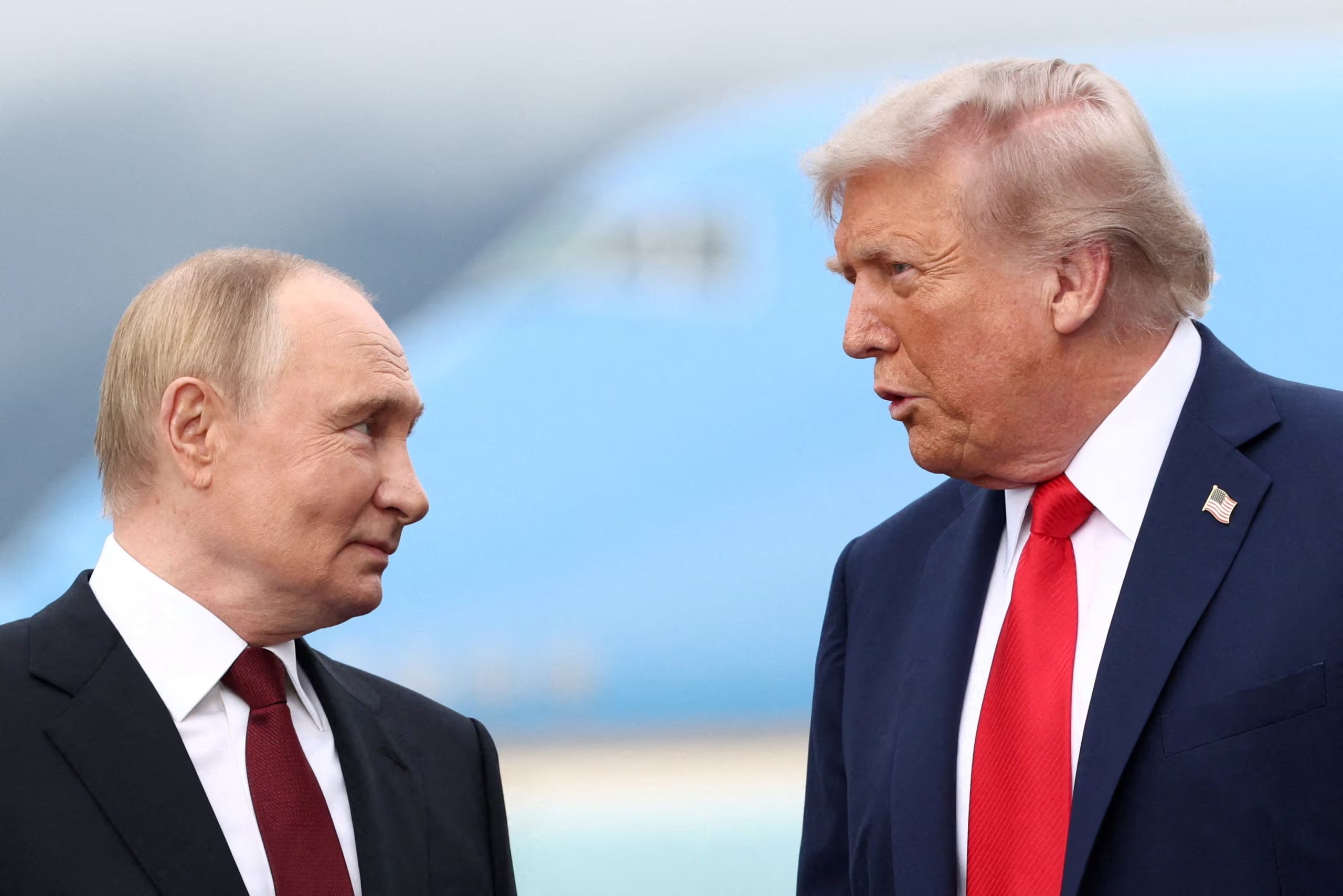 El presidente de EEUU, Donald Trump, conversa con el presidente ruso, Vladimir Putin, durante su reunión para negociar el fin de la guerra en Ucrania, celebrada en la Base Conjunta Elmendorf-Richardson de Anchorage, Alaska (EEUU), el 15 de agosto de 2025 (REUTERS/Kevin Lamarque)