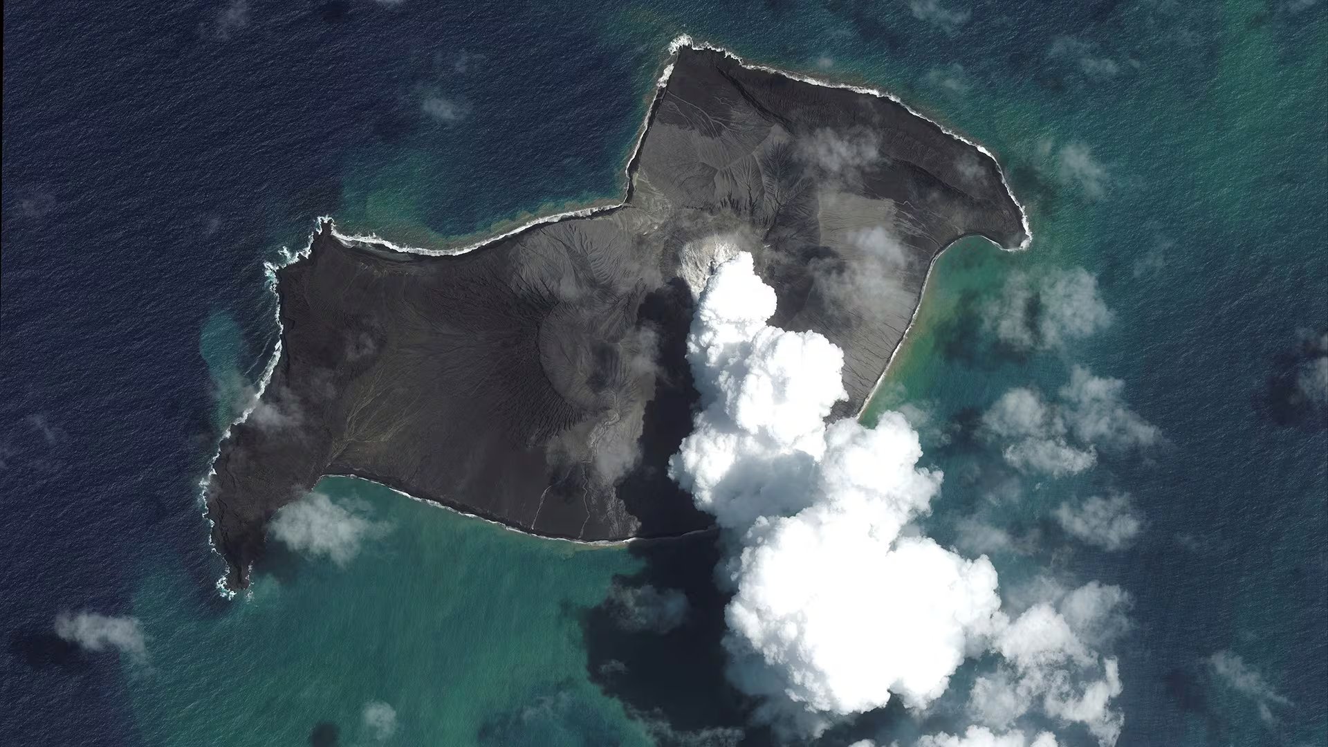 El estudio combinó la batimetría multihaz con datos del satélite ICESat-2 de la NASA para elaborar mapas tridimensionales del cráter. (Satellite Image ©2022 Maxar Technologies/Handout via REUTERS)