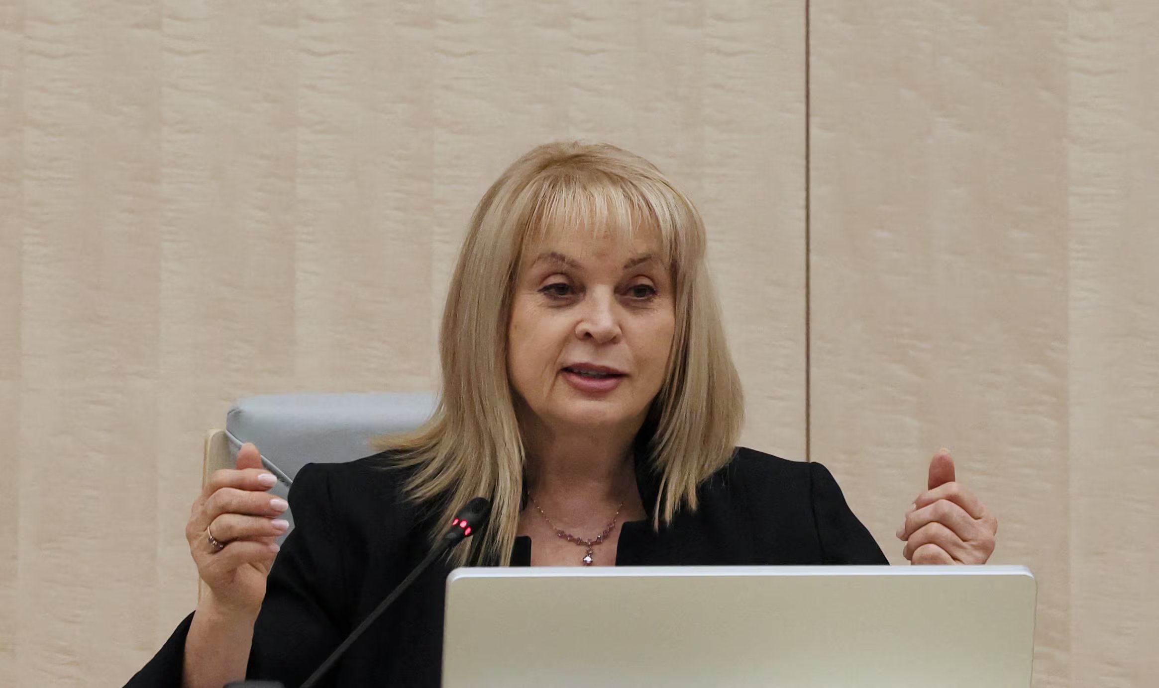 Ela Pamfílova, titular de la Comisión Electoral Central, anuncia los resultados preliminares en Moscú. Informó una participación superior al 59%. (REUTERS/Shamil Zhumatov)