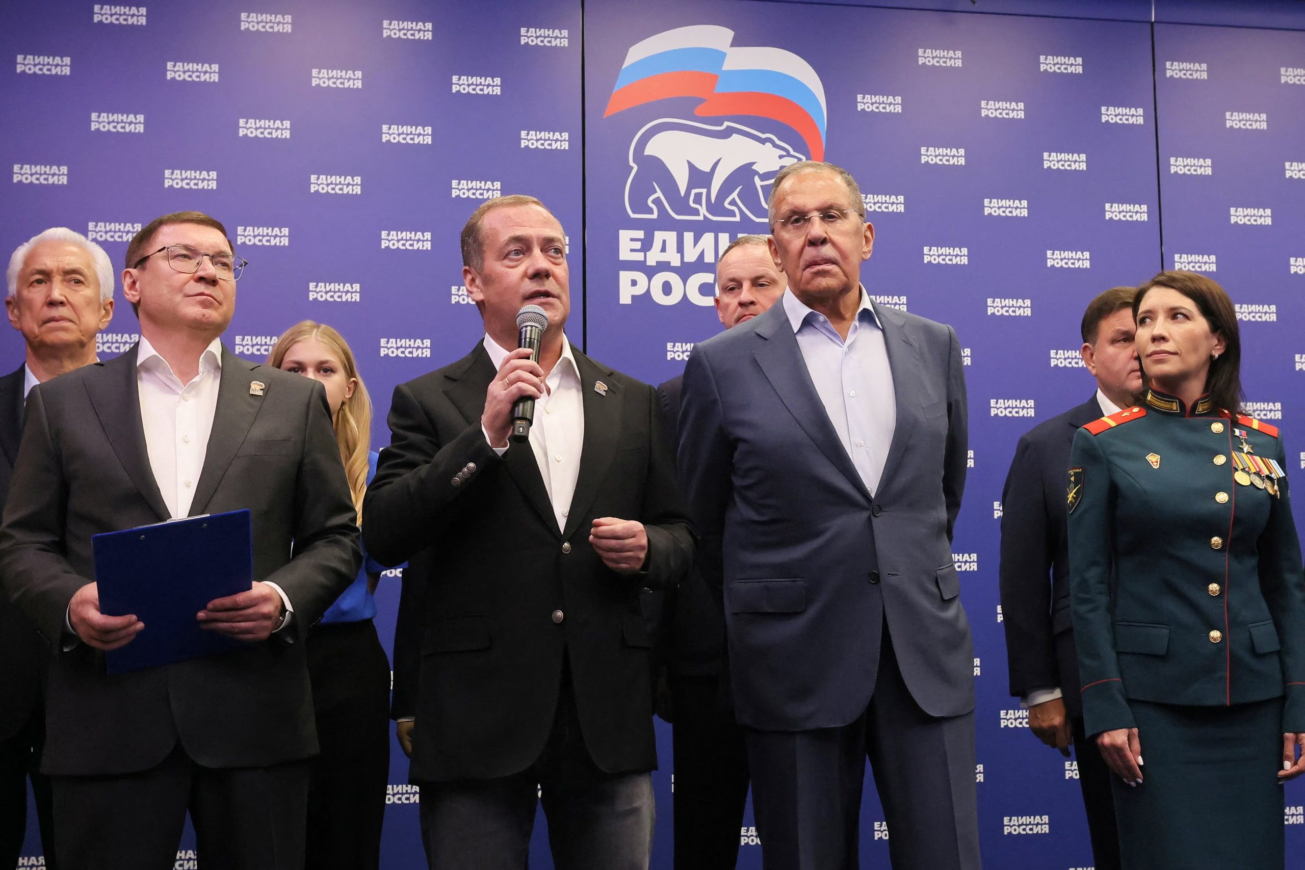Dmitri Medvédev y Serguéi Lavrov, entre otros dirigentes de Rusia Unida, en la sede del partido tras conocerse los resultados que le dieron su mayor mayoría histórica. (Sputnik/Yekaterina Shtukina/Pool vía REUTERS)