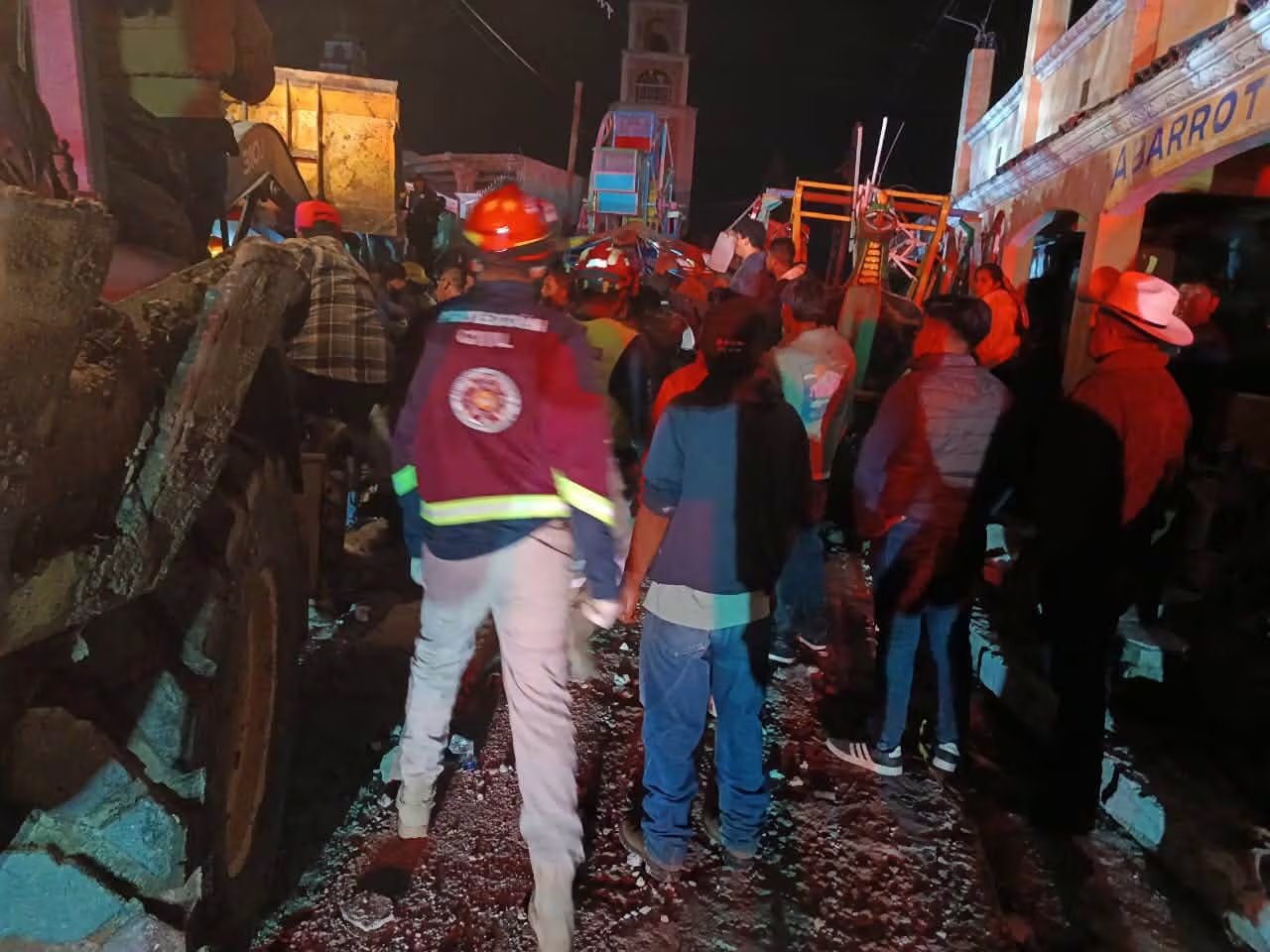 Equipos de emergencia de varios municipios están atendiendo la explosión en Temascalcingo, Edomex (Ayuntamiento Ixtlahuaca/FB)