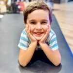 Niño de 5 años muere tras más de dos horas encerrado en auto en Arizona