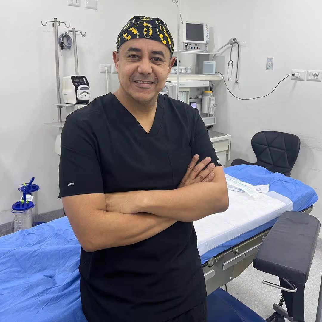 Él es Edwin Arrieta, cirujano colombiano que fue asesinado por el chef español Daniel Sancho - crédito @dredwinarrietacirujanoplastico/Instagram