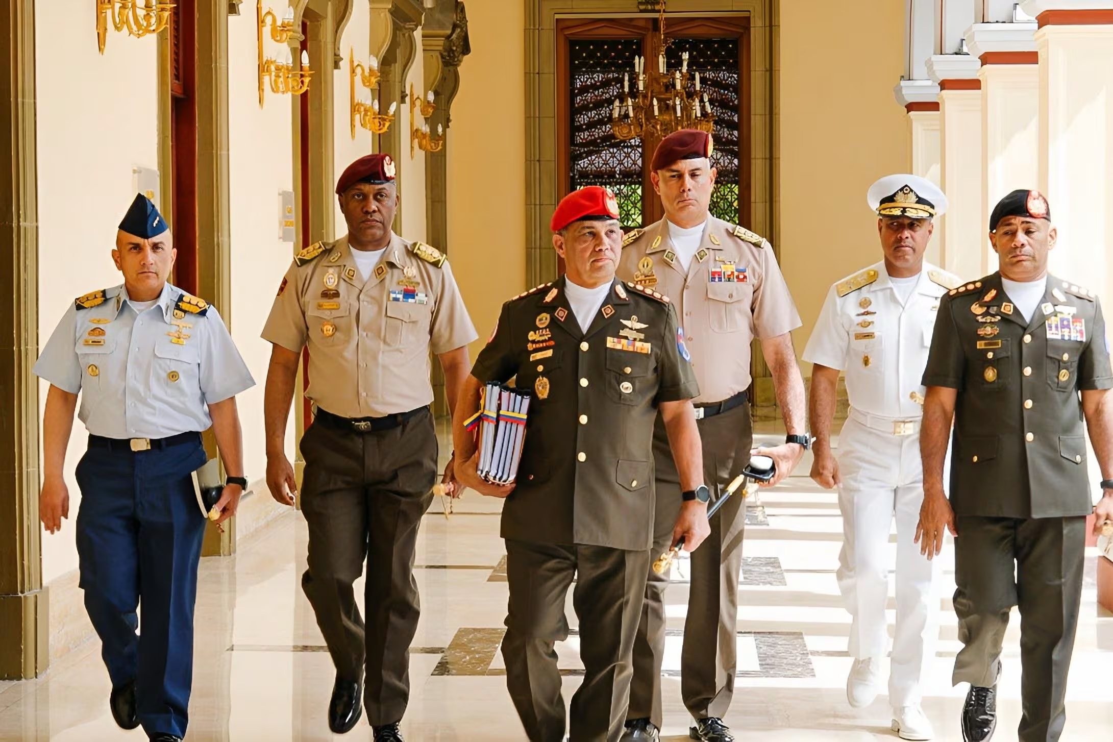 Luego del 3 de enero fue cambiado todo el mando militar en la Fuerza Armada.
