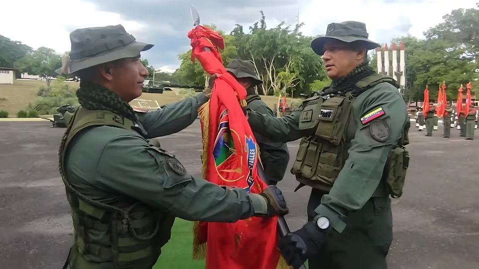 El GB Yonny Rodolfo Mora Soto, a la derecha, recibe el estandarte de la Brigada de Defensa Aérea Central, en noviembre 2024.