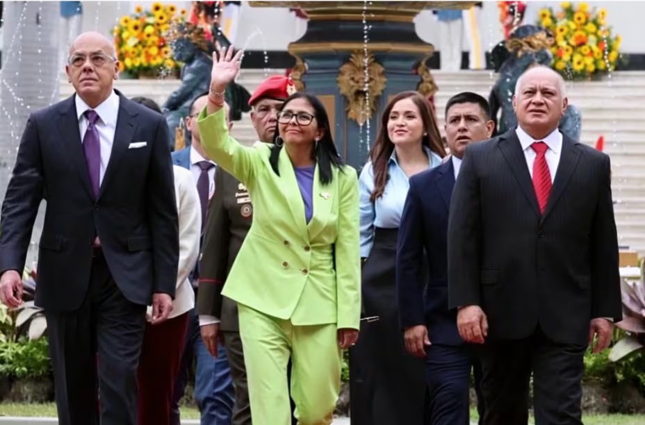 Jorge Rodríguez, Delcy Rodríguez y Diosdado Cabello een el Palacio Federal sede de la Asamblea Nacional el 15 de enero 2026.