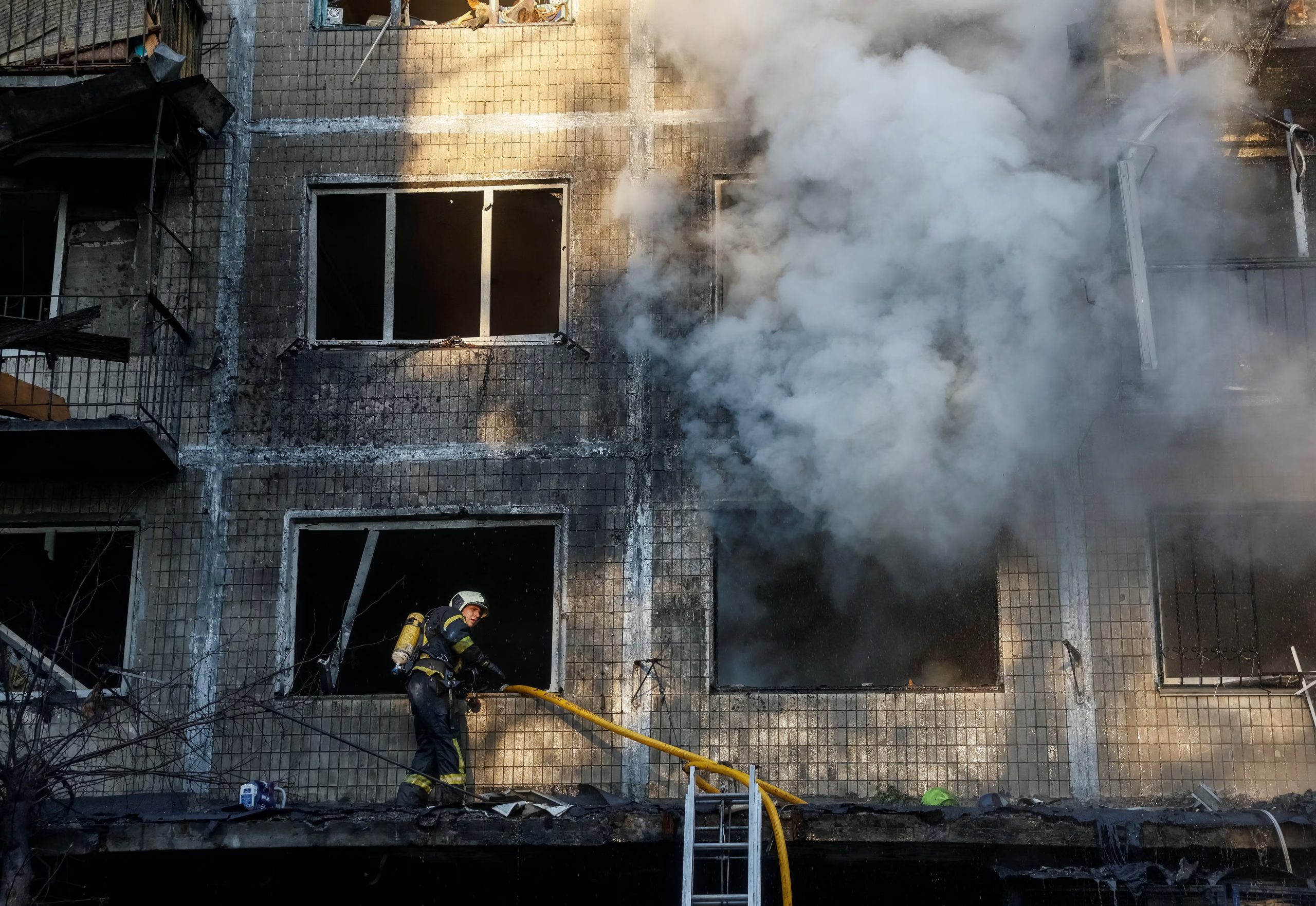 Un bombero trabaja en el lugar donde un edificio de apartamentos y un supermercado fueron alcanzados por un ataque con drones a reacción rusos, en Kiev (REUTERS/Gleb Garanich)