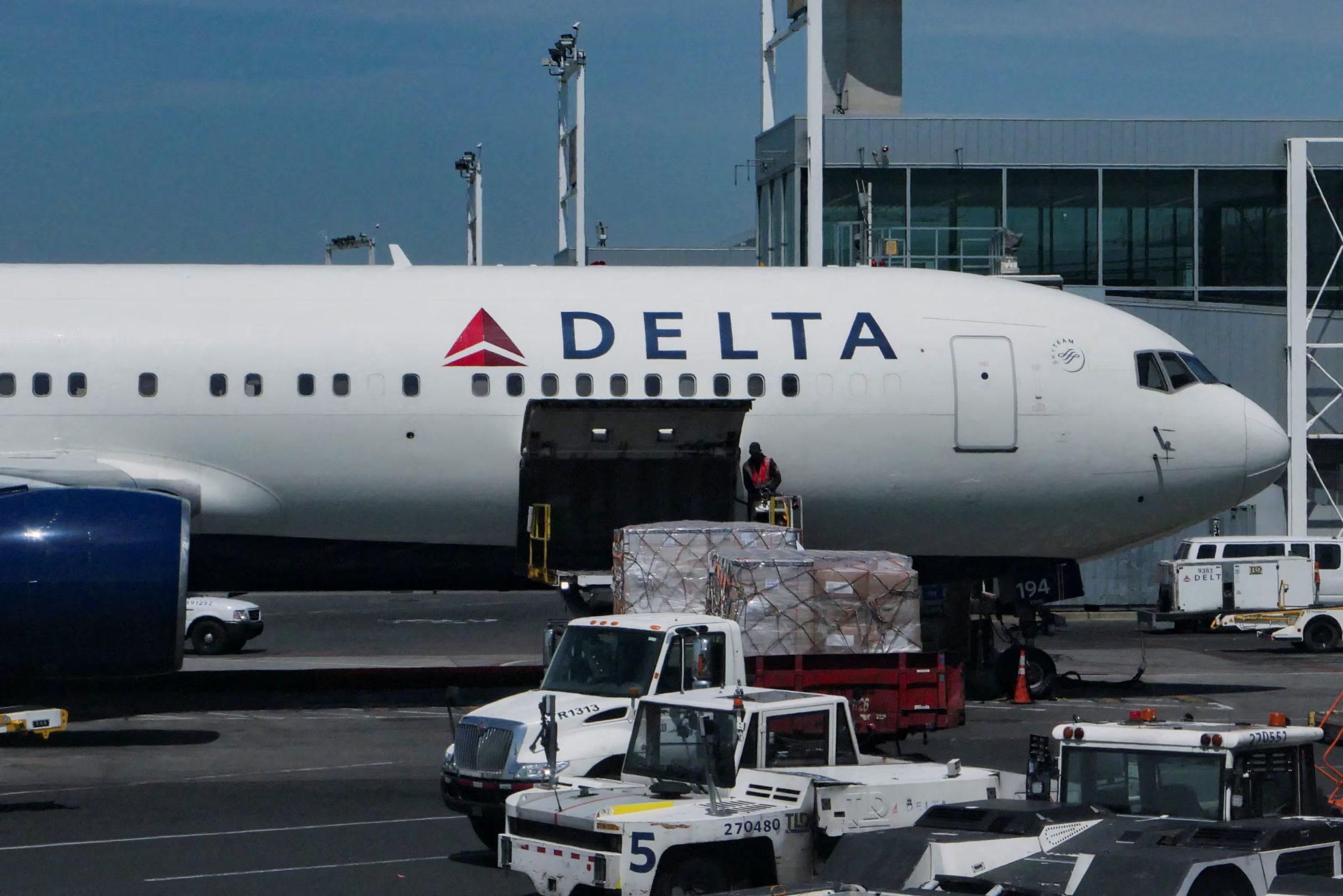 La tripulación del vuelo 2311 realizó un descenso rápido de unos 27.000 pies en alrededor de 10 minutos hasta una altitud segura. (REUTERS/Jeenah Moon/File Photo)