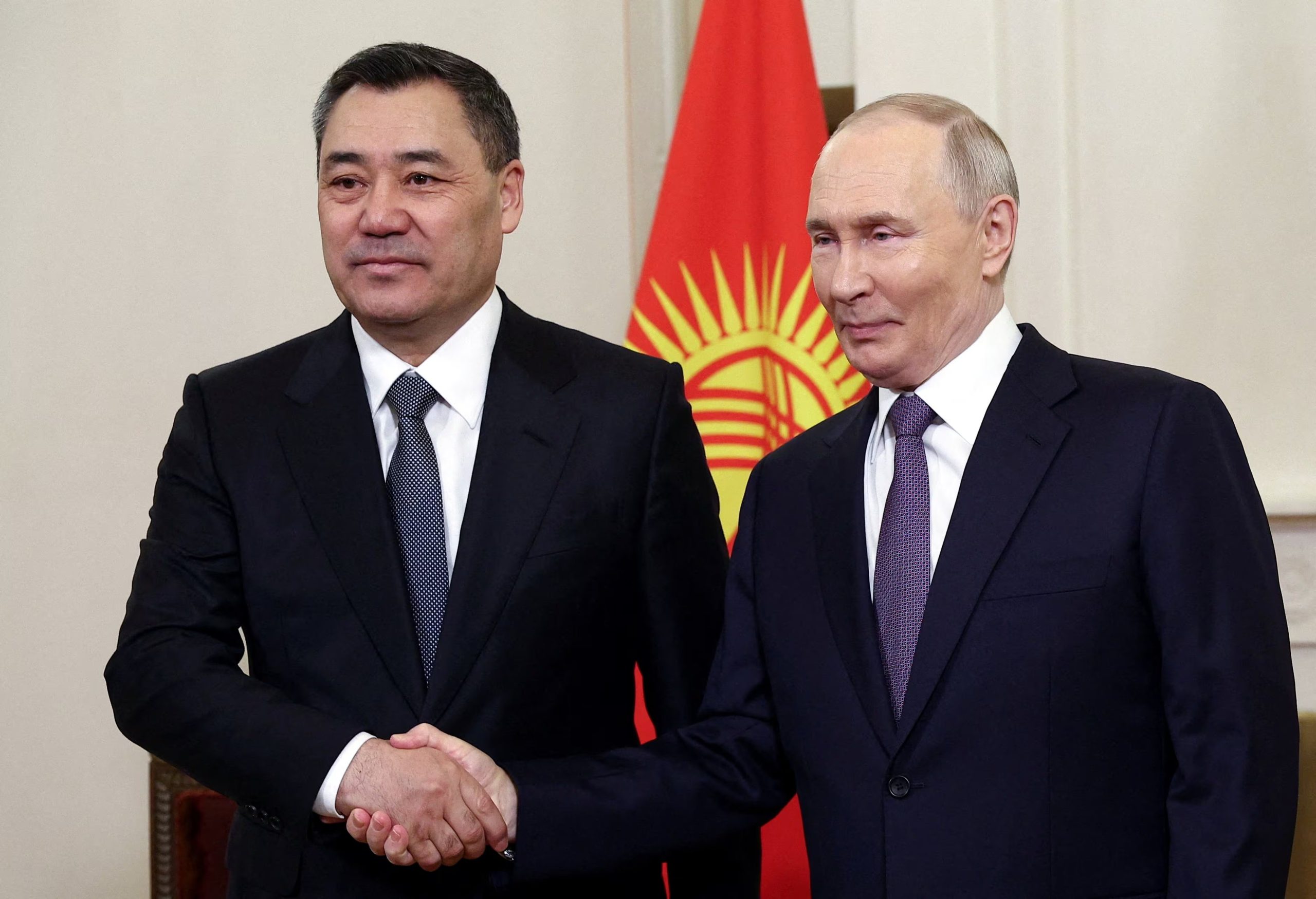 El presidente ruso, Vladímir Putin, y el presidente kirguís, Sadyr Japarov, asisten a una reunión al margen de la cumbre del Consejo Económico Supremo de Eurasia en San Petersburgo, Rusia, el 21 de diciembre de 2025. Sputnik/Alexander Kazakov/vía REUTERS