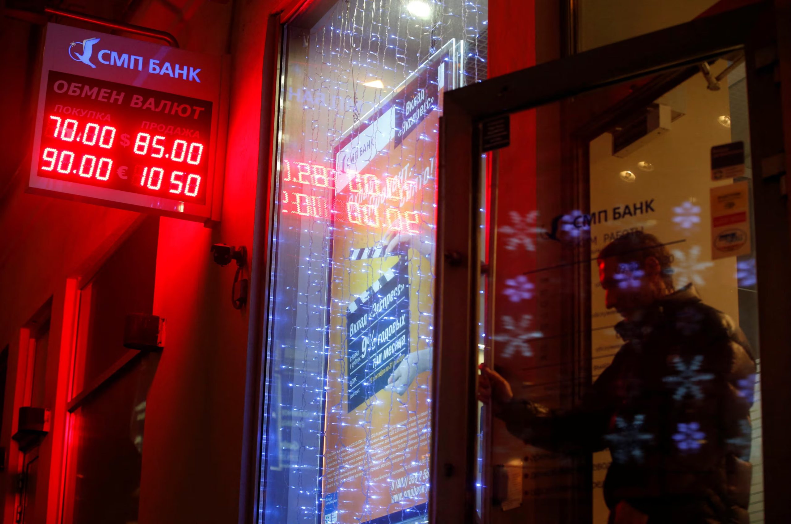 A7 creó constantemente nuevas empresas pantalla en Asia y Oriente Medio para sustituir a las entidades que sufrían bloqueos bancarios. (REUTERS/Maxim Zmeyev/File Photo)