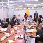 La Ley Orgánica Reformatoria a la Ley Orgánica de Transporte Terrestre, Tránsito y Seguridad Vial entró en vigencia este 30 de septiembre de 2026, tras su publicación en el Séptimo Suplemento del Registro Oficial n.° 380.  La norma había sido aprobada por el Pleno de la Asamblea Nacional el 3 de septiembre y posteriormente sancionada por la Presidencia de la República el 29 de septiembre.  La reforma introduce cambios en la legislación de tránsito y modifica disposiciones del Código Orgánico de Organización Territorial, Autonomía y Descentralización (Cootad), el Código Orgánico Integral Penal (COIP), el Código Orgánico del Ambiente y la Ley Orgánica de Eficiencia Energética.  Publicidad   Cambios en el control de la red vial La reforma modifica la integración del Directorio de la Agencia Nacional de Tránsito (ANT) e incorpora al ente rector de seguridad ciudadana, protección interna y orden público.  También establece que el control operativo de la red vial estatal, corredores estratégicos, vías colectoras y cantones fronterizos estará a cargo de la Policía Nacional y la Comisión de Tránsito del Ecuador.  La Policía Nacional, además, asumirá la formación y capacitación del personal civil especializado de los Gobiernos Autónomos Descentralizados.  Publicidad   Publicidad   Reglas para repartidores y vehículos de micromovilidad La nueva normativa establece condiciones para el servicio comercial de carga liviana a domicilio en motocicletas. Los conductores deberán utilizar casco homologado, chaleco reflectivo y contenedores rotulados con el número de placa visible.  Durante el servicio estará prohibido transportar pasajeros. Además, se crea un Registro Nacional de Conductores y Vehículos destinados a esta actividad, bajo administración de la ANT.  La circulación de ciclomotores, monopatines y vehículos de movilidad personal queda restringida a zonas urbanas. Su tránsito estará prohibido en la red vial estatal, autopistas y vías perimetrales.  Identificación vehicular y peajes La ley dispone la creación de un dispositivo electrónico de identificación vehicular, administrado de manera conjunta por la ANT, la Policía Nacional y el ECU911.  Los vehículos de transporte público y comercial deberán contar con sistemas de rastreo satelital GPS conectados en tiempo real con las plataformas estatales de control.  La reforma también establece la interoperabilidad tecnológica mediante un Sistema Nacional Unificado de Peajes para la red vial estatal.  Publicidad   Además, la emisión de placas quedará exclusivamente a cargo de la autoridad nacional de tránsito y las casas comerciales deberán entregar un casco homologado por cada motocicleta vendida.  Licencias, multas y disposiciones ambientales La emisión de licencias de conducir podrá realizarse en formato físico y digital, en coordinación con el Registro Civil. Para las licencias no profesionales se establece como requisito mínimo la educación básica media.  La reforma también establece límites para los intentos de los exámenes de conducción y fija en 30 puntos el máximo de recuperación acumulada durante la vigencia de la licencia.  En materia de multas, quienes paguen una infracción dentro de los 20 días posteriores a la notificación, sin impugnar la citación, podrán acceder a un descuento del 50%.  La normativa también prohíbe la circulación de vehículos a motor en playas y dunas del territorio nacional y extiende la aplicación de la tasa del Servicio Público para el Pago de Accidentes de Tránsito a vehículos con matrícula extranjera que ingresen al país. (I)