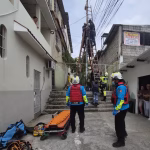Bomberos rescatan y trasladan a un hospital a un hombre afectado por una descarga eléctrica en Sauces 9