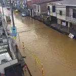 Tres viviendas evacuadas en Chone tras fuerte lluvia que también inundó calles en varios cantones de Manabí