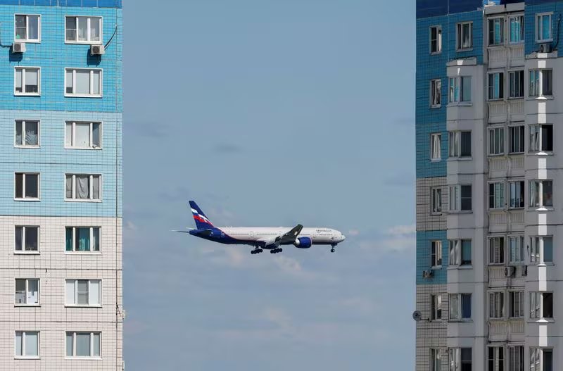 Un avión de pasajeros de Aeroflot vuela entre bloques de apartamentos de varios pisos antes de aterrizar en el aeropuerto internacional de Sheremetyevo, en las afueras de Moscú, Rusia (REUTERS/Shamil Zhumatov/Archivo)