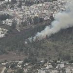 Bomberos de Quito combaten fuego forestal en el norte de Carcelén
