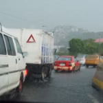 La lluvia regresó a Guayaquil y el agua se acumuló rápidamente en varias calles