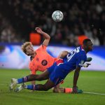 ¡LE QUEDÓ UN CHICHÓN! Willian Pacho se deja la cara para salvar al PSG ante el Barcelona