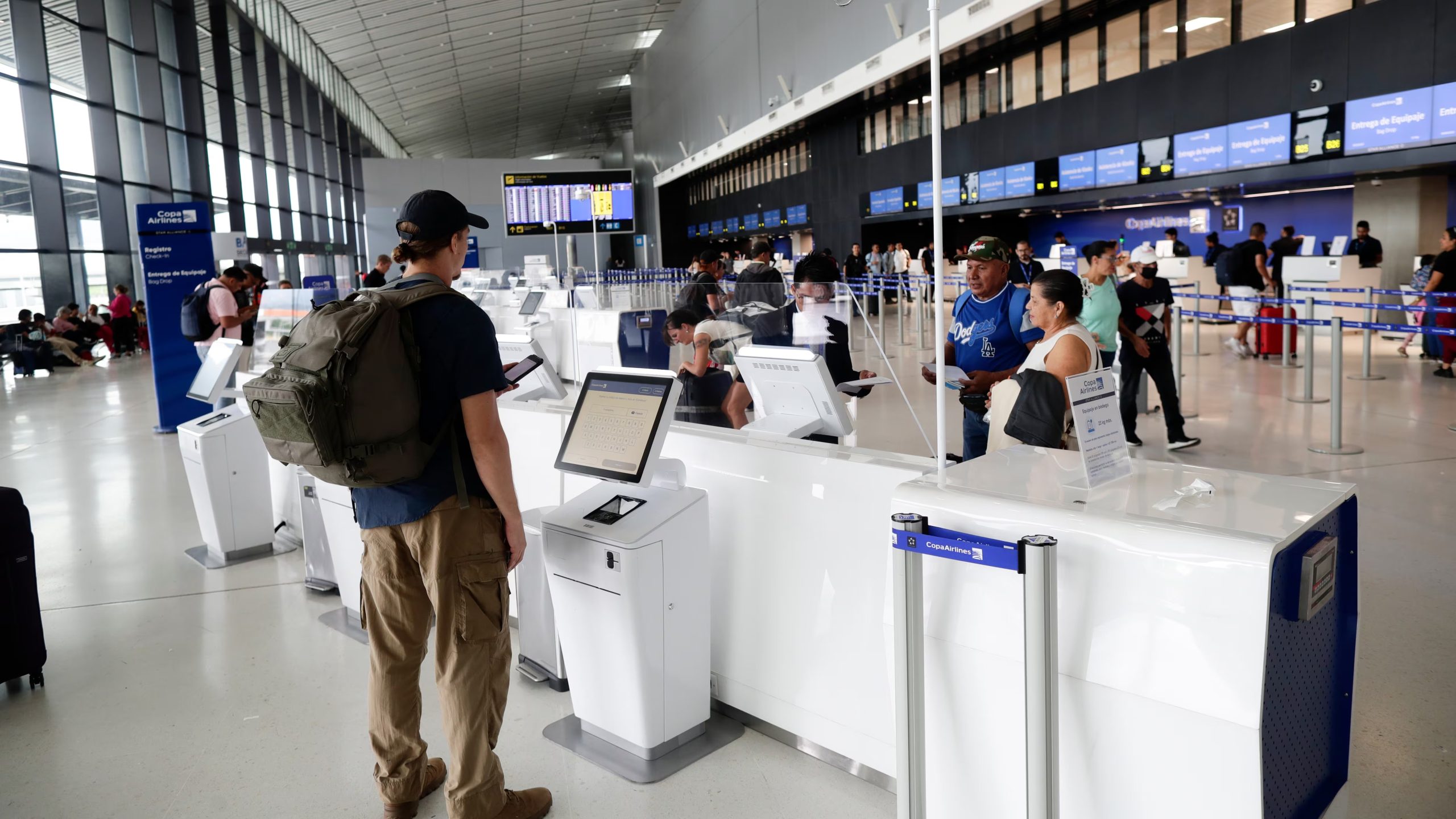 Algunos pasajeros han expresado en redes sociales su malestar por los retrasos, cancelaciones y cambios de itinerarios en el Aeropuerto Internacional de Tocumen, mientras las aerolíneas trabajan para restablecer sus operaciones tras el terremoto en Panamá. (Bienvenido Velasco/EFE)