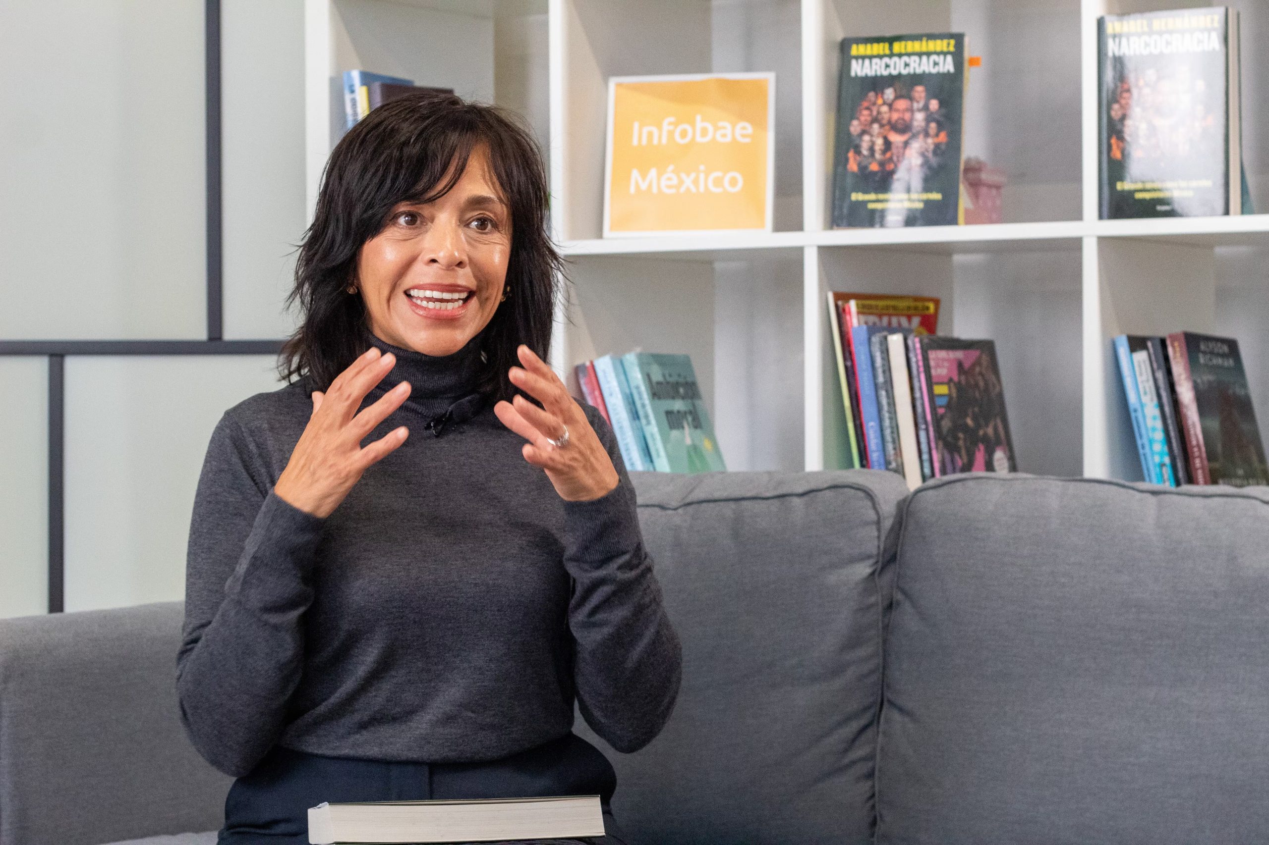 La periodista y escritora Anabel Hernández acusa cortina de humo tras su libro