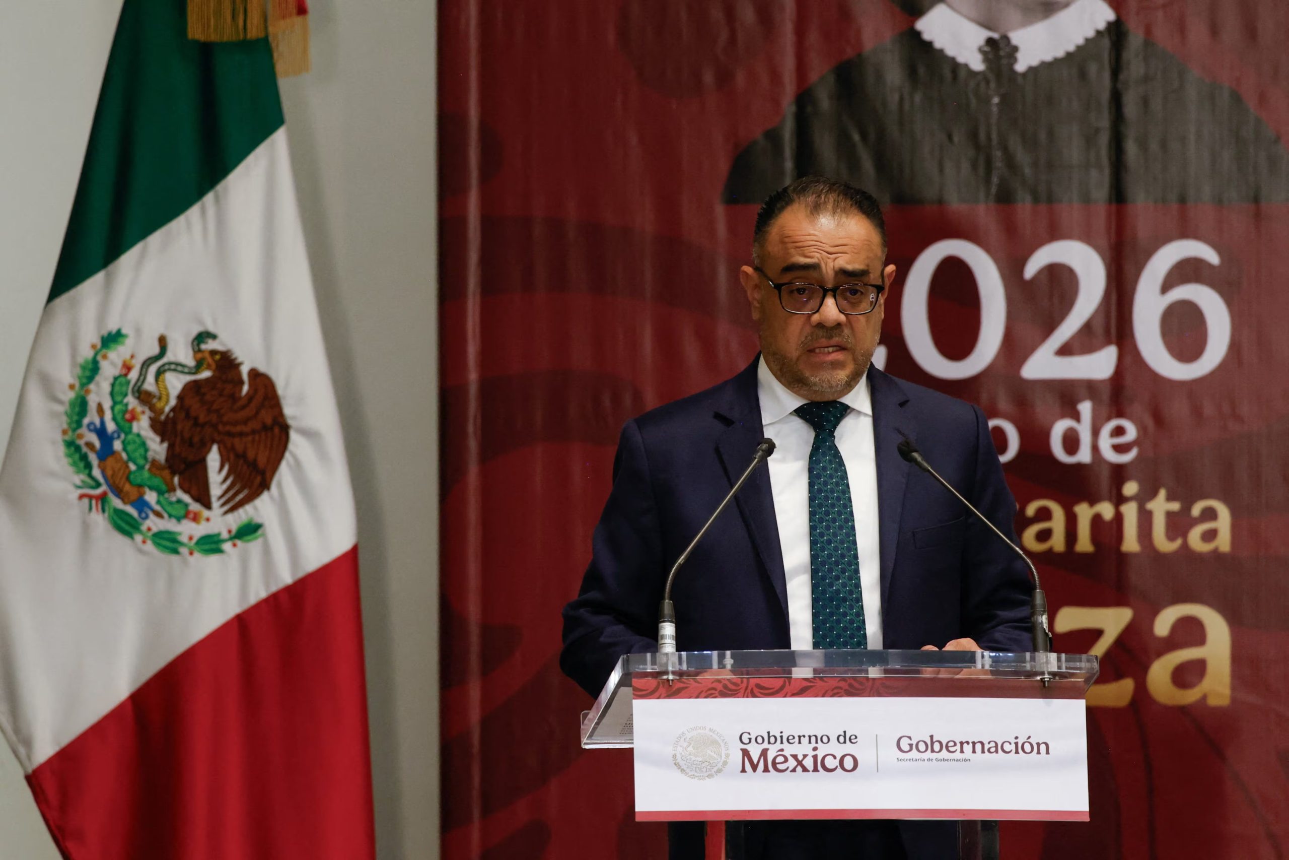 El fiscal especial Mauricio Pazaran presenta nuevas pruebas y pistas de investigación en el caso Ayotzinapa, basadas en expedientes y registros telefónicos vinculados a la desaparición de 43 estudiantes, en la Ciudad de México, México, el 28 de septiembre de 2026. REUTERS/Luis Cortes