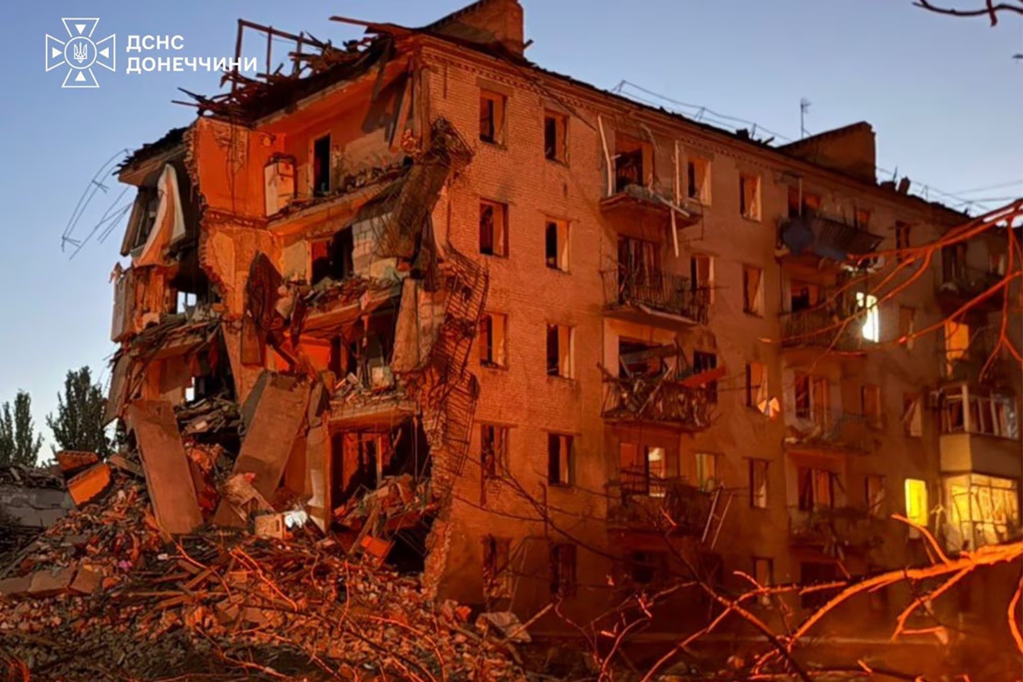 Un ataque con misil en Pryluky provocó la muerte de 22 personas y la comunidad asistió a los funerales de las víctimas. (Ukrainian Emergency Service via AP)