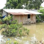Río Chilintomo se desborda en Babahoyo y deja a 300 familias bajo el agua