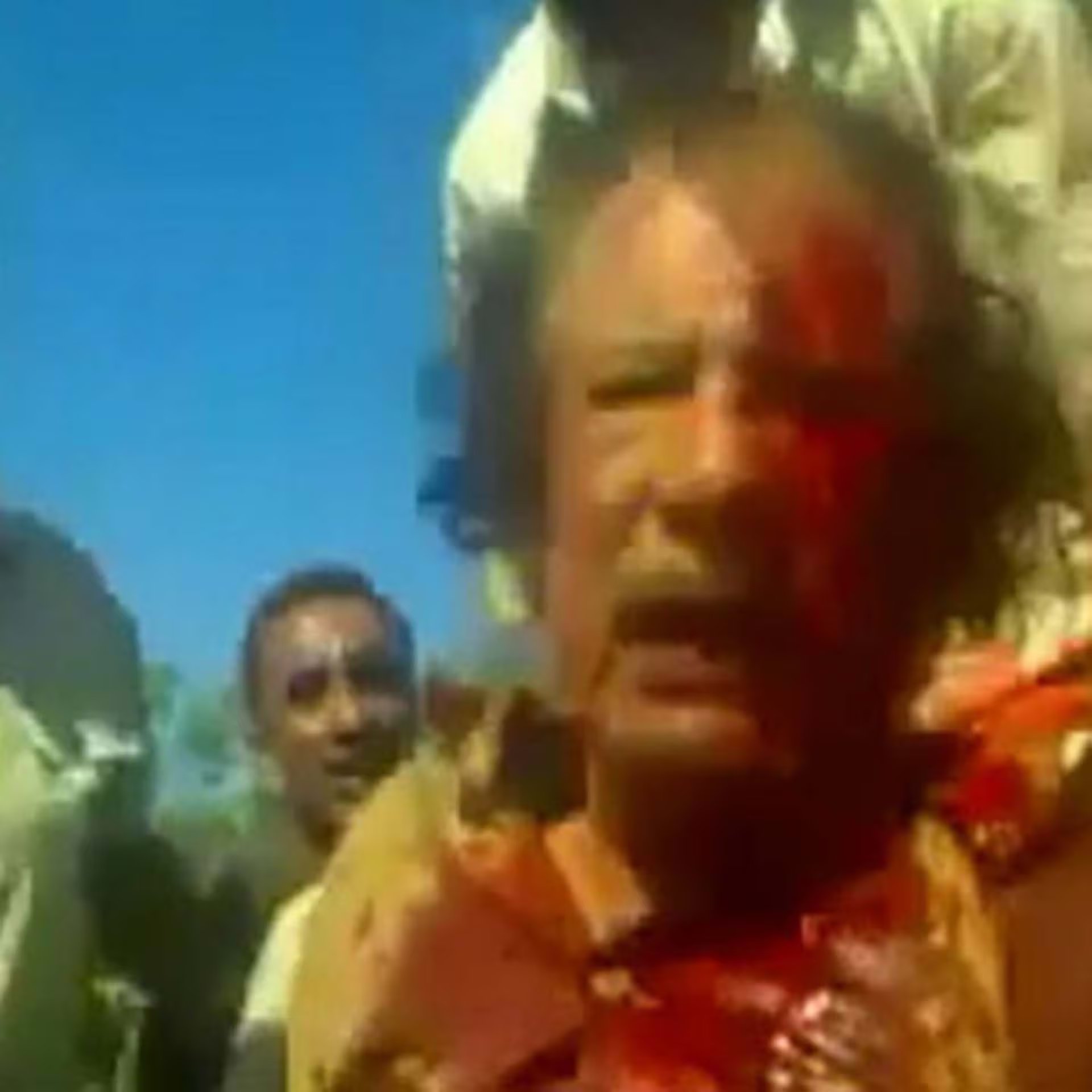 Últimas imágenes del dictador libio con vida. Los combatientes capturaron a Muamar Gadafi en un conducto de desagüe, lo mataron y trasladaron su cuerpo a un mercado de Misrata