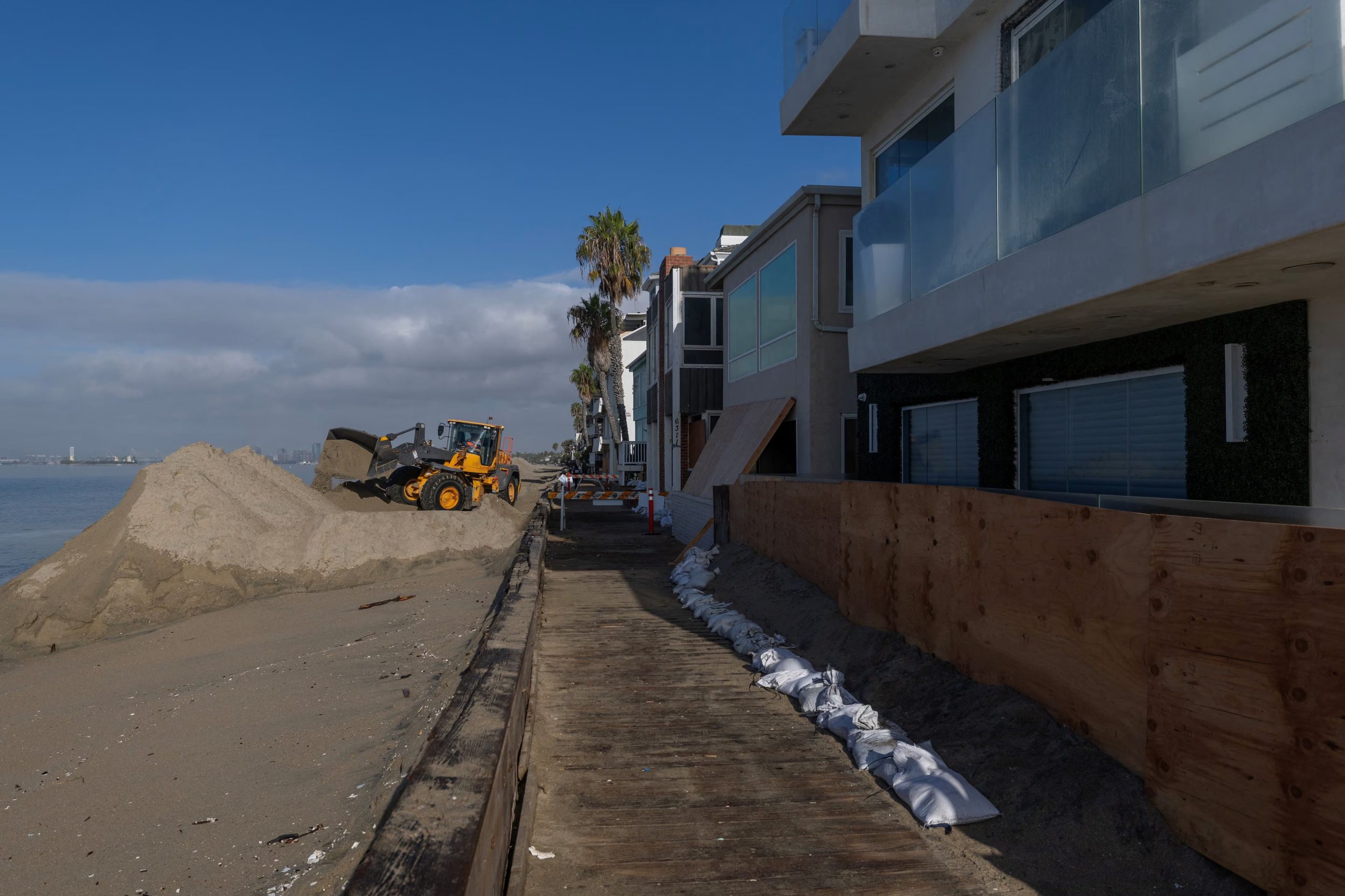 Las cuadrillas municipales en Newport Beach y Long Beach refuerzan las playas con toneladas de arena y barreras protectoras (REUTERS/Mike Blake)