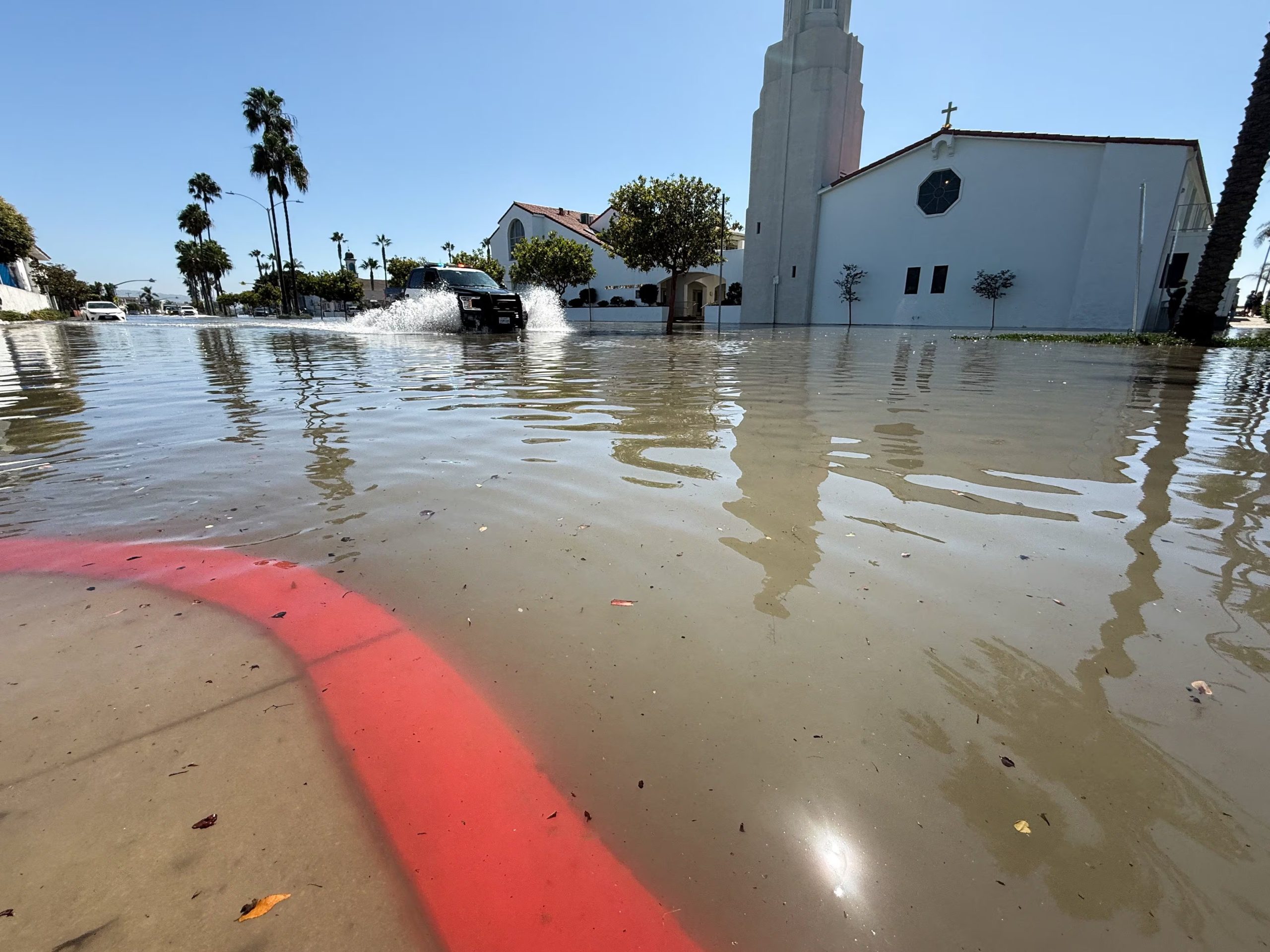 El Departamento de Transporte de California instaló defensas de contención en la autopista 1 tras detectar daños y grietas en la calzada (REUTERS/Sandra Stojanovic)
