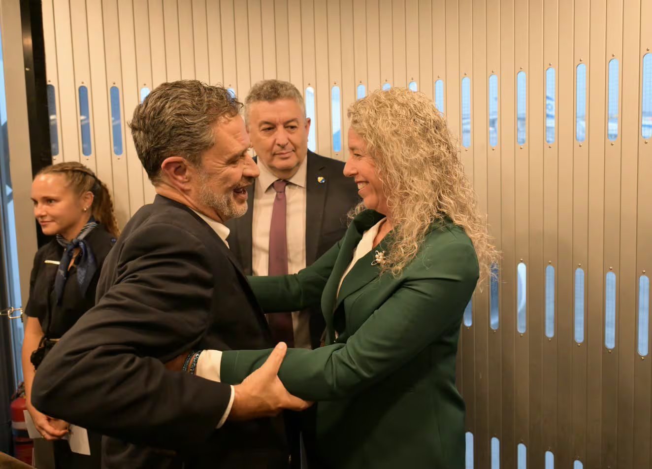 El canciller colombiano, Omar Bula Escobar, fue recibido por la embajadora de Israel en Colombia, Vivian Aisen, durante su visita oficial, que busca fortalecer los lazos diplomáticos y de amistad entre ambos países -crédito @VivianAisen/X