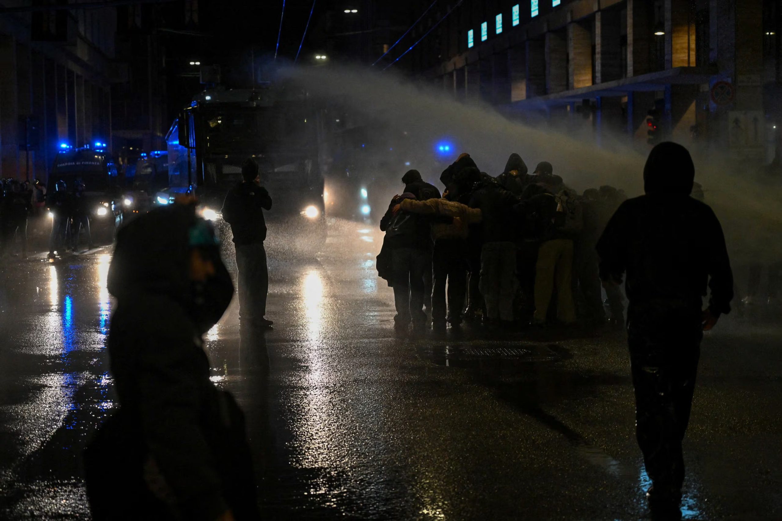 En Bolonia, la Policía dispersó a los manifestantes con cañones de agua y gases lacrimógenos (REUTERS/Michele Lapini)