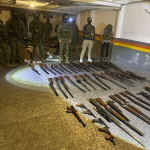 Operativo militar en Quito termina con la incautación de más de 44 carabinas, 7 pistolas y 2 subametralladoras