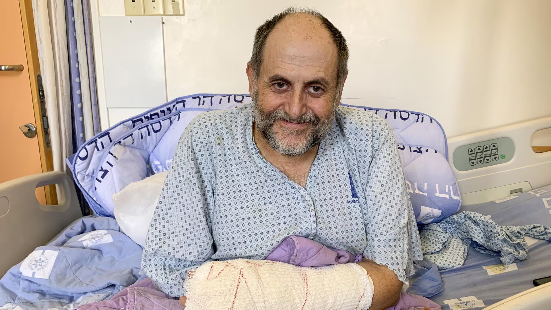 Moshe Rozen, un argentino- israelí que sobrevivió al ataque de Hamás y eludió ser secuestrado (EFE/ Pablo Duer)
